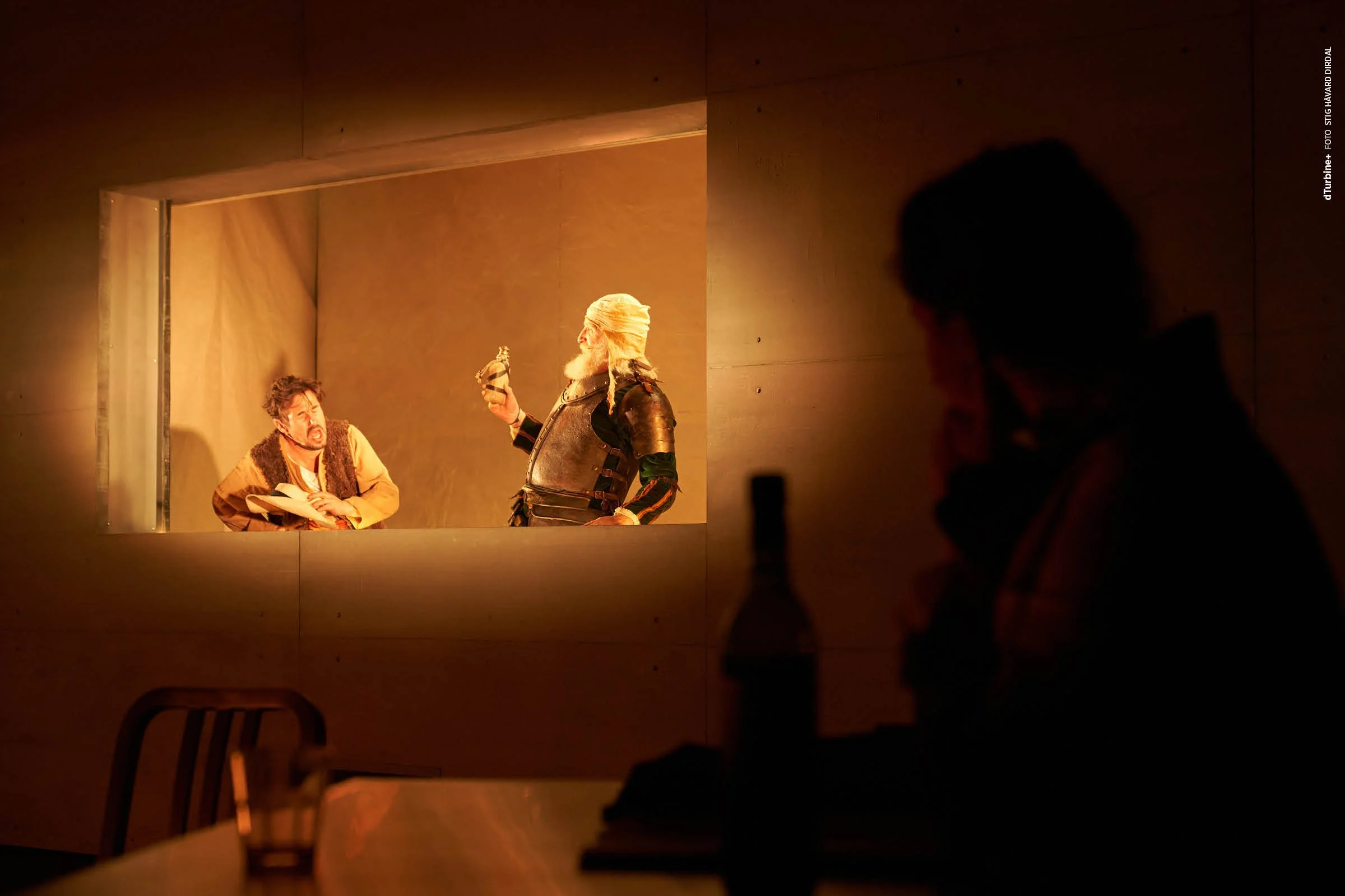 A Story Within the Story

Et scenebilde fra Don Quijote ved Riksteatret, der handlingen utspiller seg gjennom et vindu som fungerer som en scene i scenen. Komposisjonen lar publikum oppleve forestillingen gjennom en observatørs blikk og skaper en vis