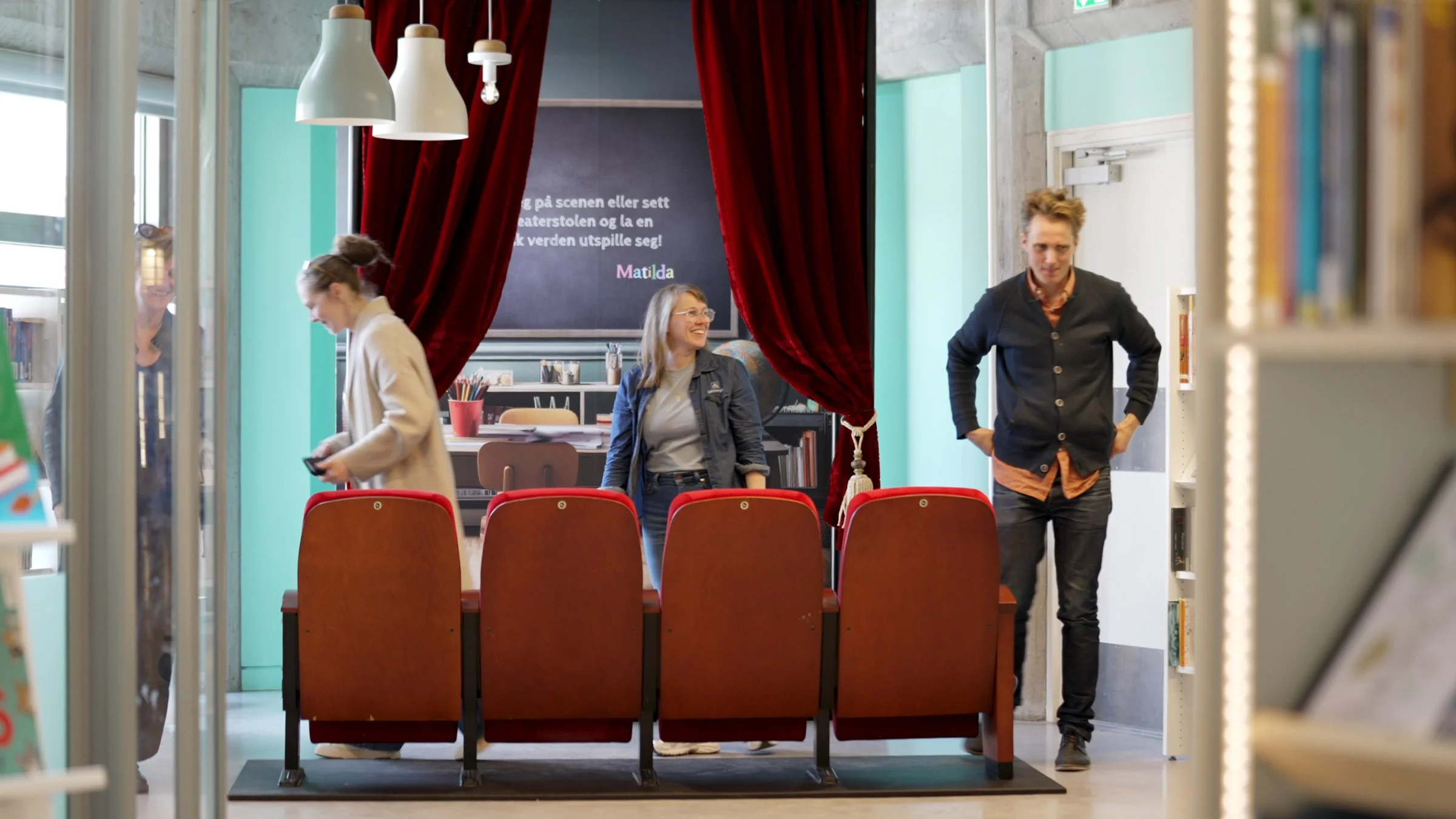 Montering av Matildas teaterscene ved Sølvberget bibliotek. En stor spesialdesignet installasjon utviklet for Rogaland Teaters oppsetning av Matilda The Musical klargjøres som del av et prosjekt for leselyst, lek på scene og glede. Produksjonsbilde f