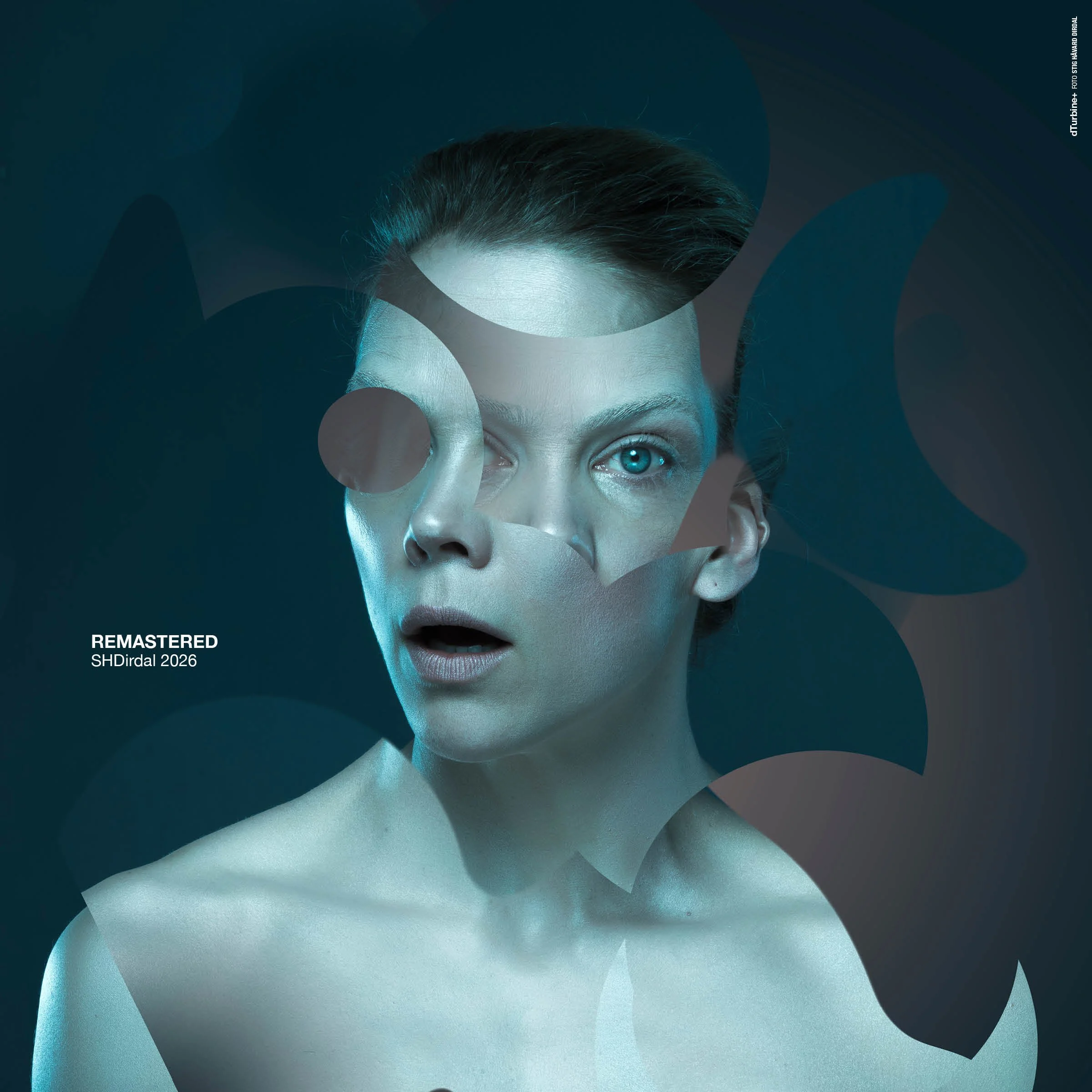 Remastret kampanjefotografi fra Solaris Korrigert ved Det Norske Teatret. Portrettet kombinerer fotografi og grafiske former inspirert av forestillingens utforskning av identitet, minner og teknologi. Bildet ble nytolket og remastret av fotograf Stig