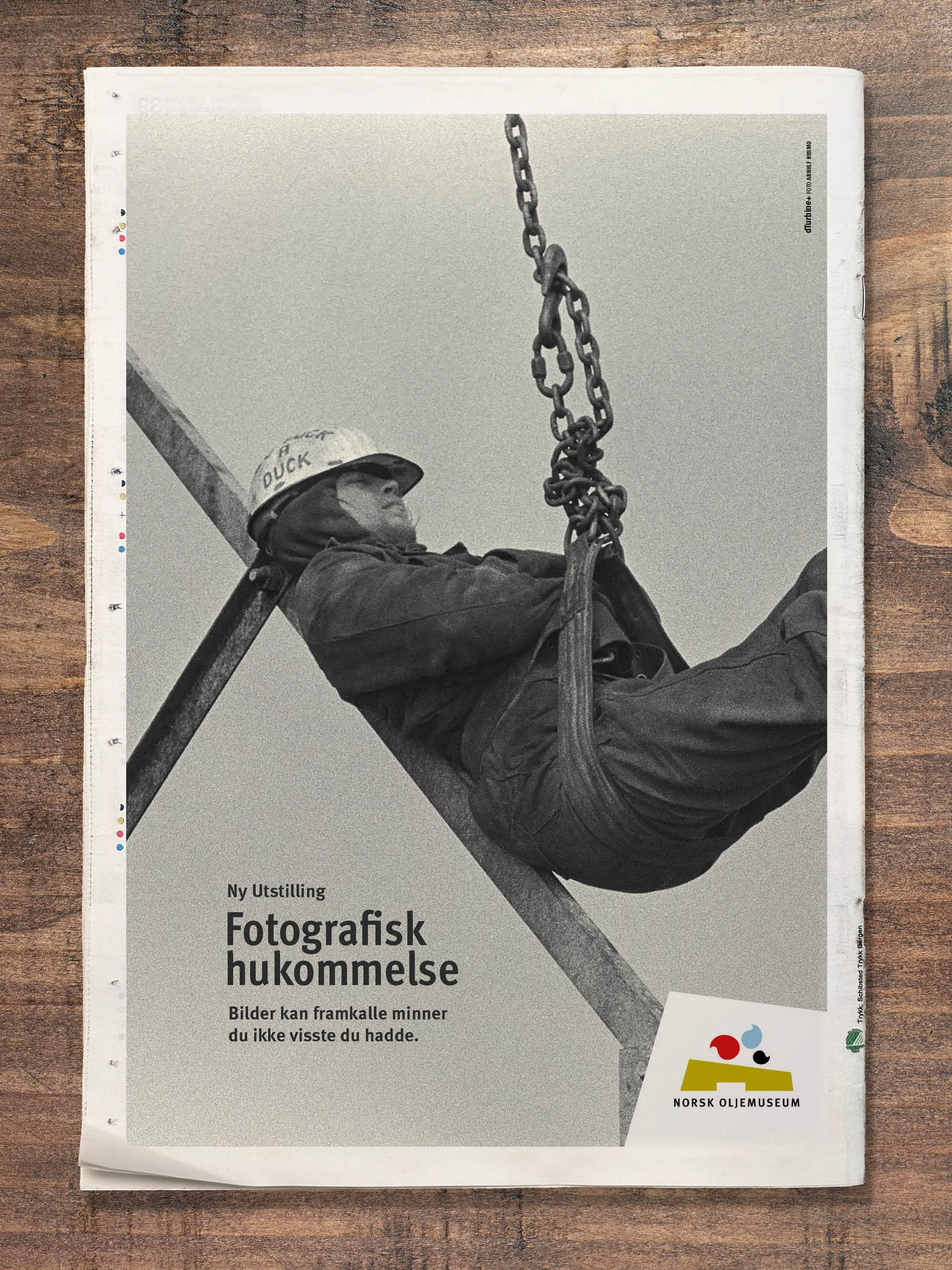 Kampanjedesign for Fotografisk hukommelse | Norsk Oljemuseum | Stig Håvard Dirdal

Som en del av prosjektet ble det utviklet en helhetlig visuell identitet som kunne fungere på tvers av alle kontaktpunkter – fra avisannonser og digitale flater til JC