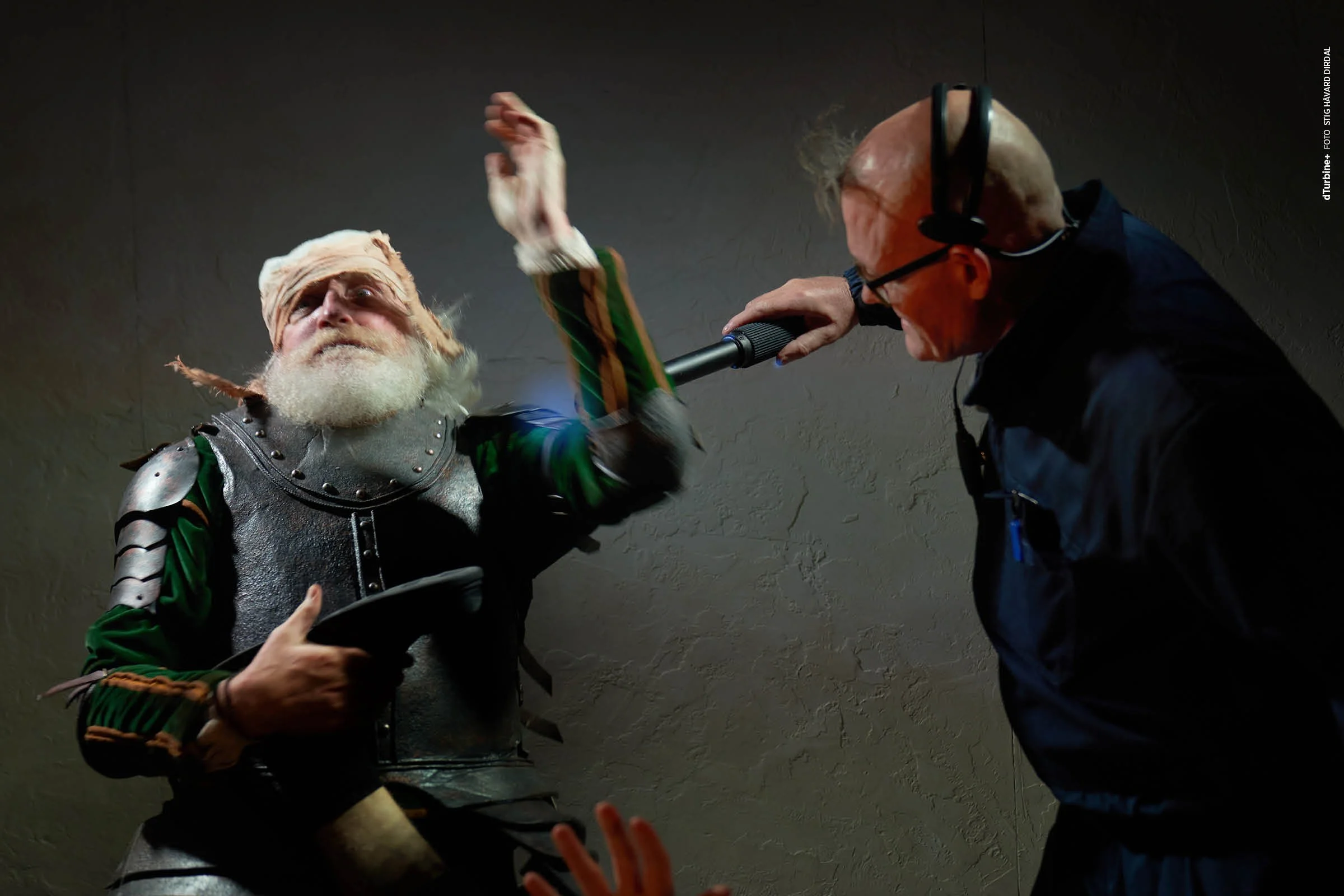 When Fantasy Meets Reality

Et scenebilde fra Don Quijote ved Riksteatret, hvor forestillingens lek med tid, virkelighet og teaterkonvensjoner kommer til uttrykk. Don Quijote befinner seg fullt og helt i sin egen verden, mens en lydtekniker med mikro