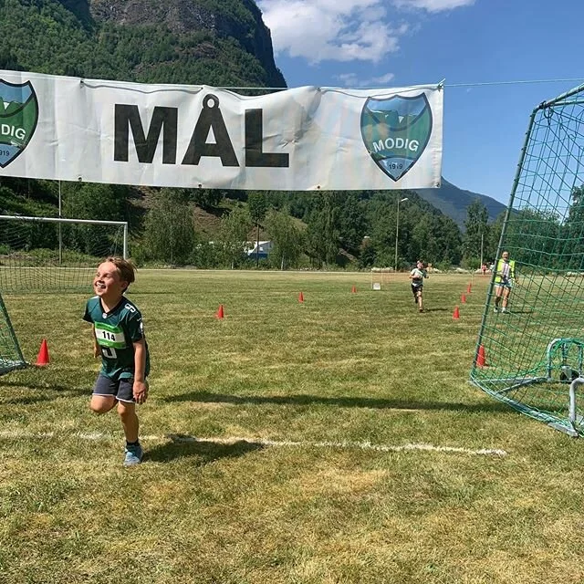 Og DER var me i mål med årets arrangement! Tusen takk til alle saman, sponsorar, deltakarar og funksjonærar! Med eit STAPPFULT løp, og FANTASTISK vær blei dette ei heilt MAGISK dag! Bileter og resultat kjem på Fac