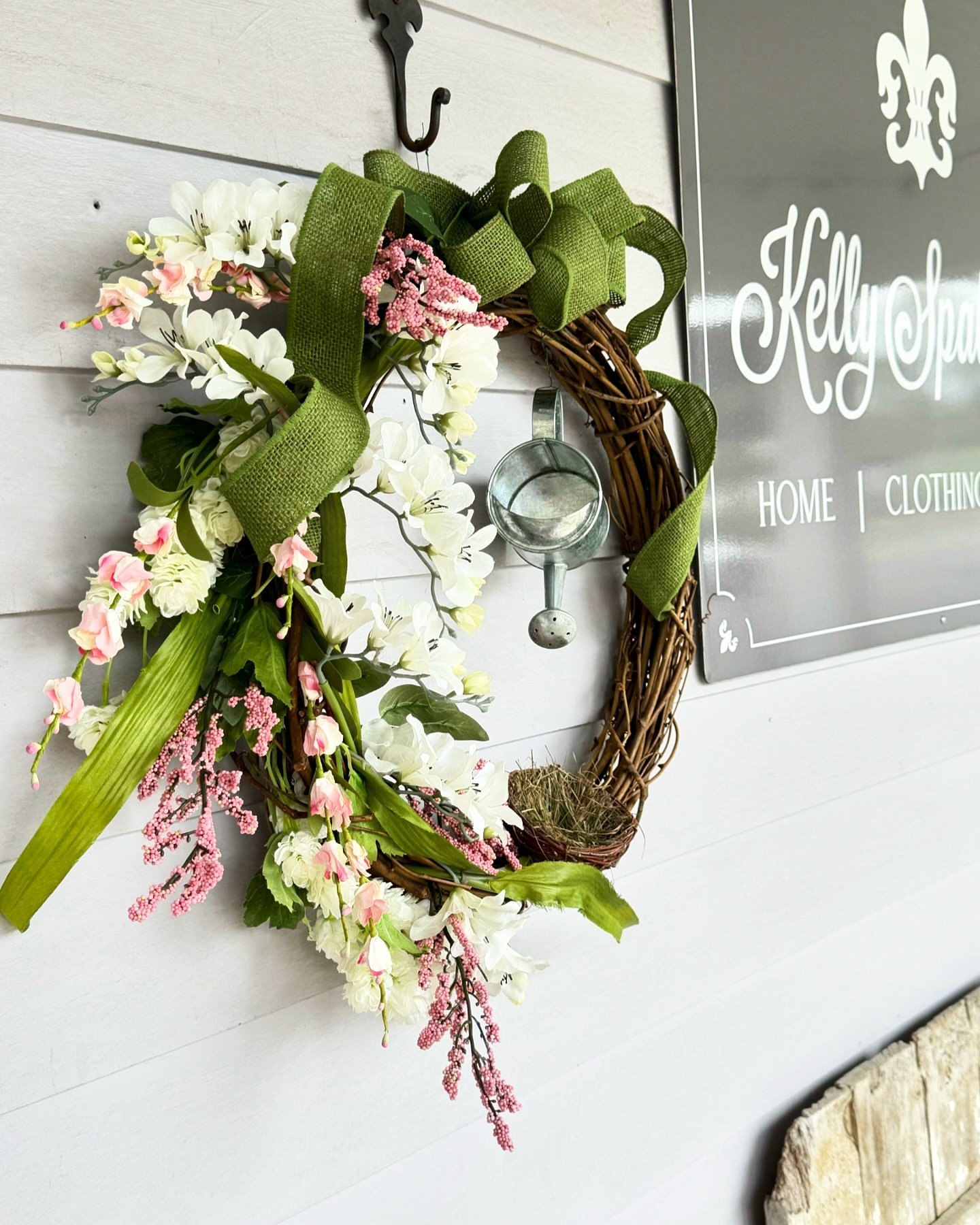 Front porch is getting a little love today before the rain comes. 
#sping #porchdecor #kellyspaldingdesigns #shopsmall #shoplocaltn #downtownfranklintn