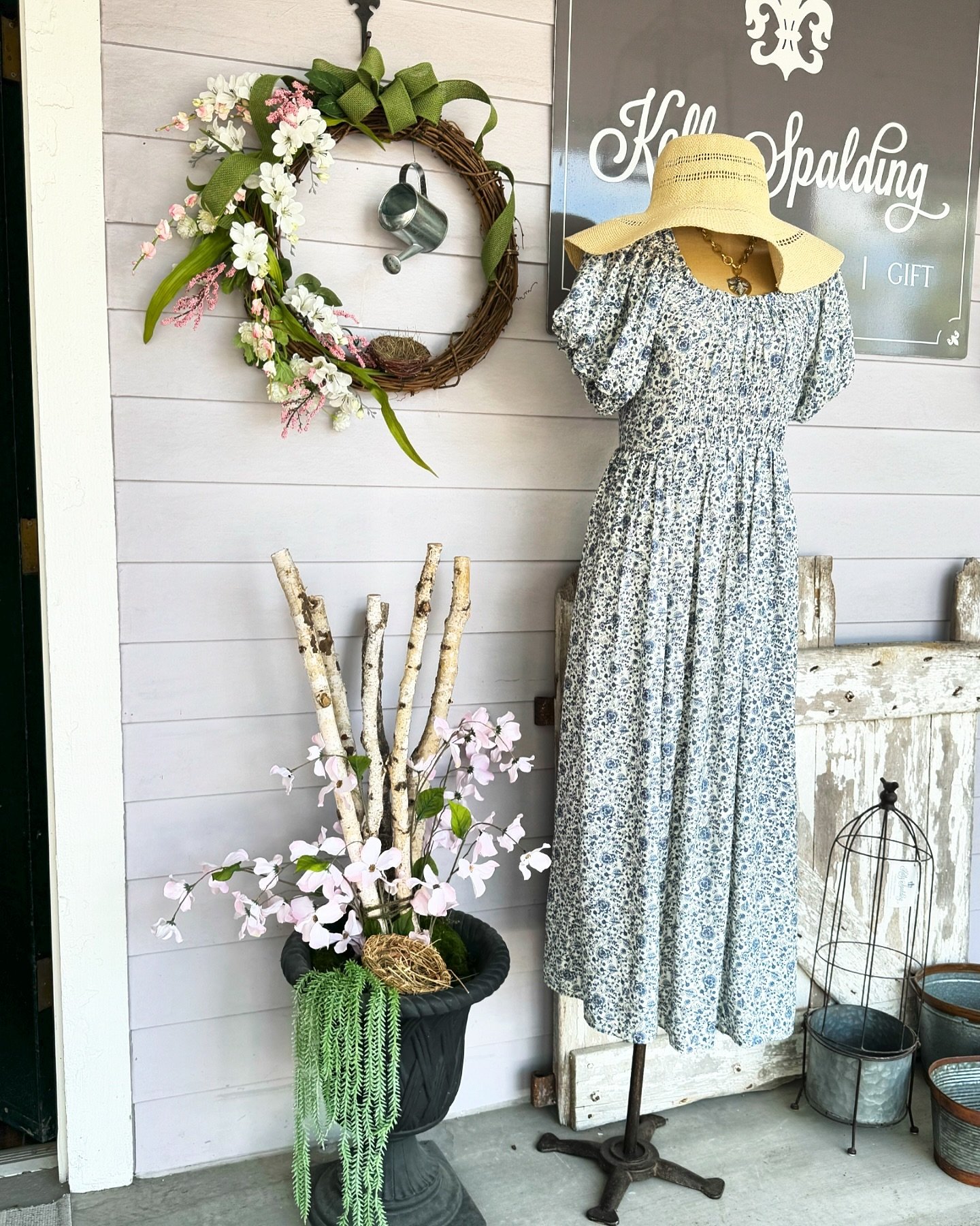 We love a good floral dress! The puff sleeves are everything! 
#kellyspaldingdesigns #springfashion #boutiqueshopping #downtownFranklinTN