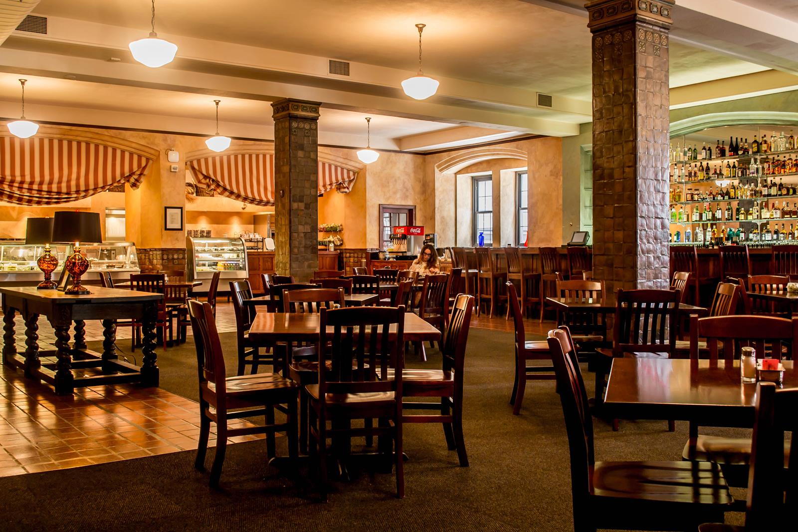 Butler’s Café Located on the second floor of the Saint Paul Athletic Club, Butler’s Café hosts all Hotel 340 guests for complimentary continental breakfast each morning from 6 am to 11 am. This event space transforms to host groups of up to 150 guests. Guests can enjoy modern updates such as a high-definition projector and a drop down screen, perfect for any social gathering or business meeting. Butlers can accommodate: 120 guests | rounds of 10 150 guests | reception style Butlers Back Room can accommodate: 16 guests | solid rectangle
