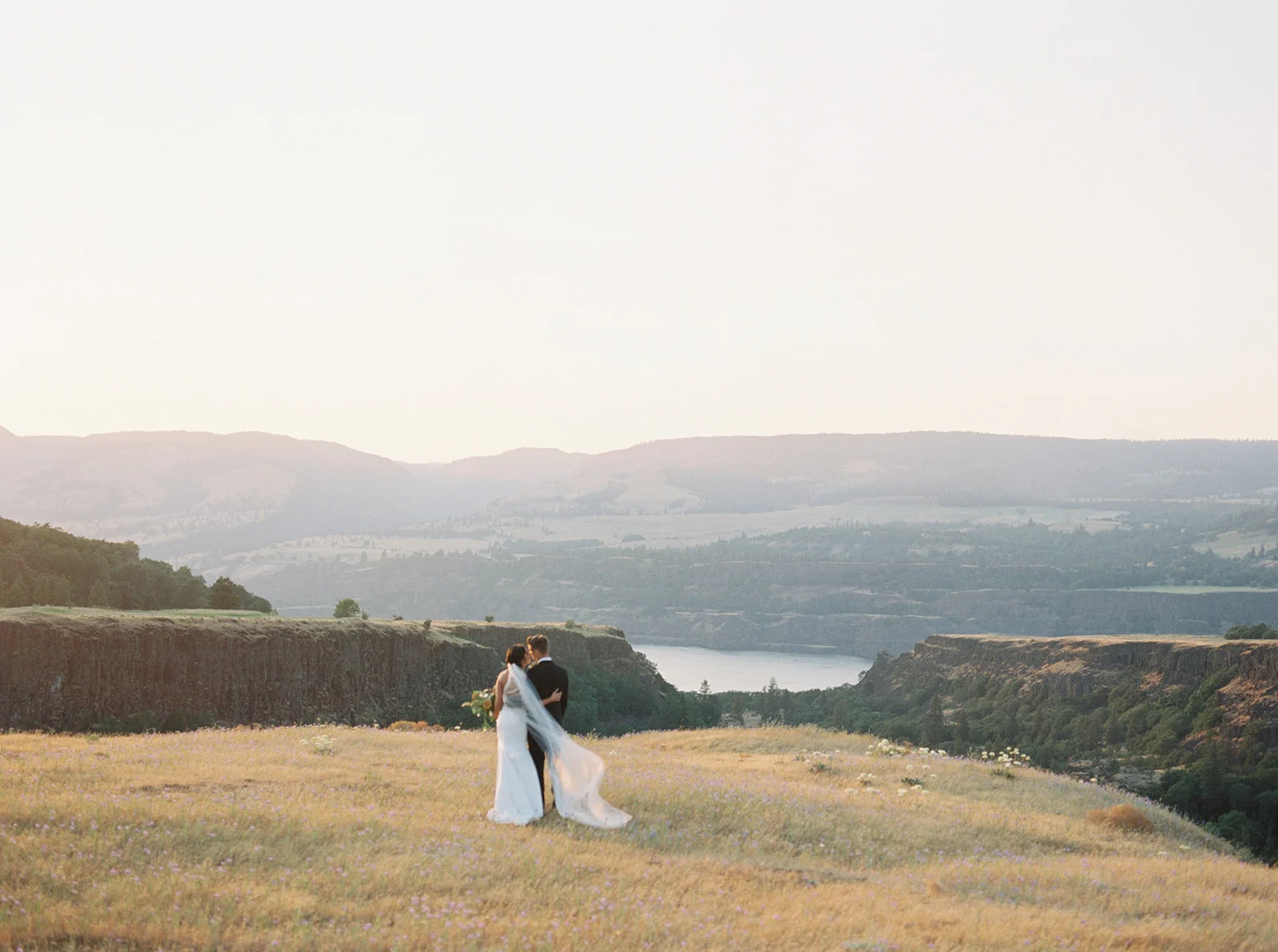 a Columbia_Gorge_Bridals_Niki_Rhodes_Photo_(83_of_85).jpg
