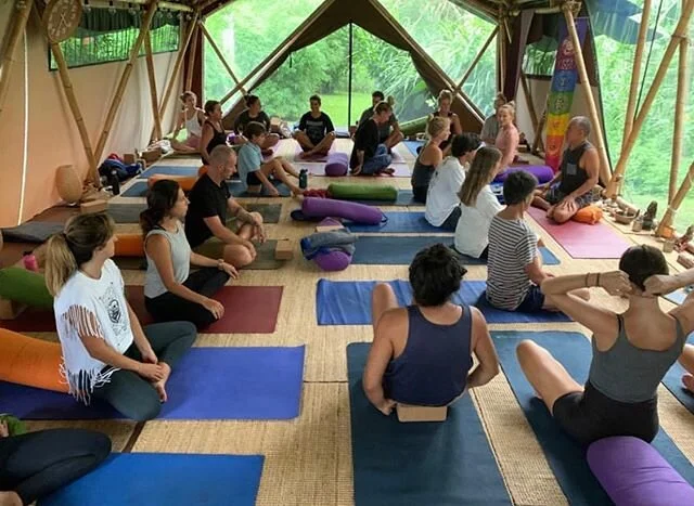 Let this weekend be coloured with some yogaaaah...
🌈🤸🧘🏾&zwj;♀️🤩
Sat 8am Hatha Flow @maurice.yoga (cover for Mark)
Sun 8am Vinyasa @lucyrobertsyoga 
Sun 4pm Yin @stinayoga ✌️