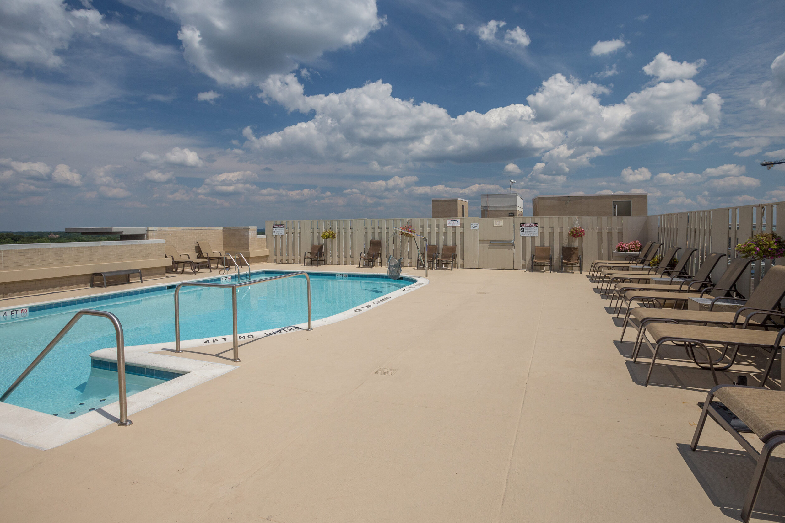 022_048_11800_sunset_hills_rd_unit-print-041-29-rooftop_pool-4200x2800-300dpi.jpg