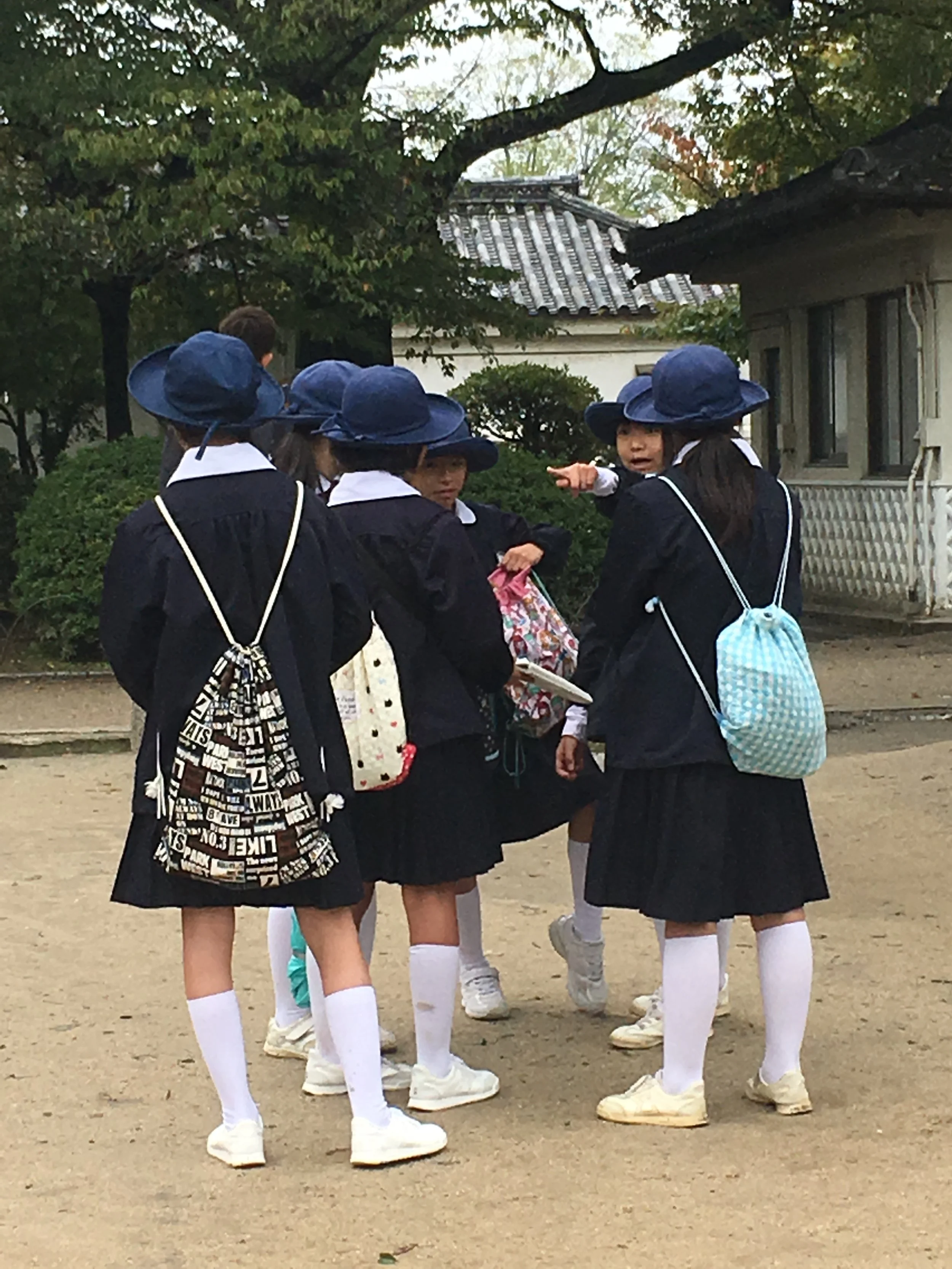 Niñas de una escuela de excursión.