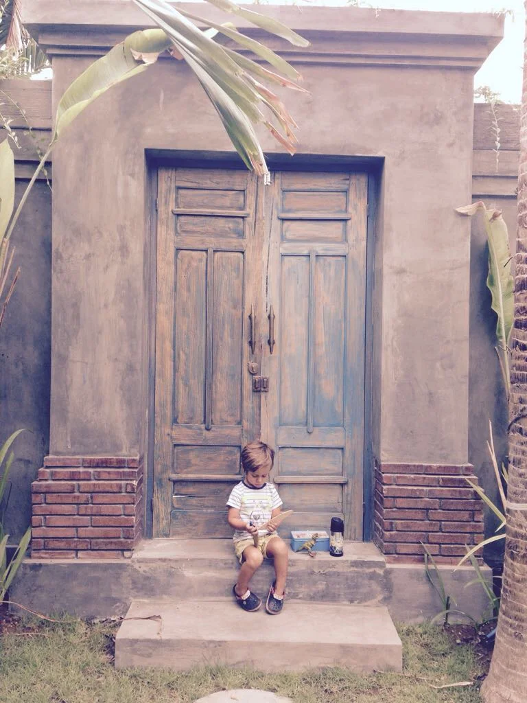 Blas, esperando para ir a la escuela.