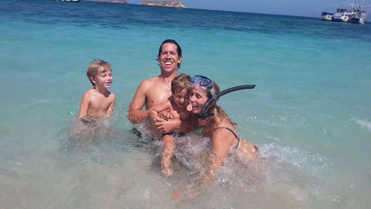 Una de las pocas fotos de los cuatro juntos. Un caos divertido.