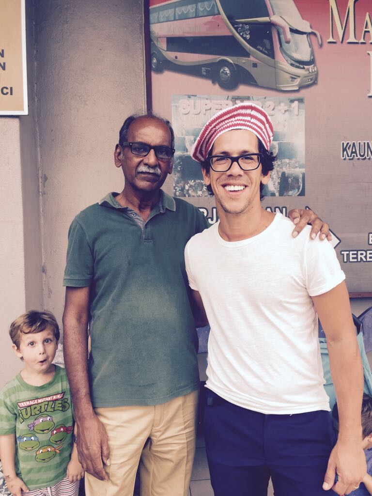 Con Mohan, lo conocimos en Melaka, Malasia, en una parada de bus, y como no venía ninguno, compartimos un taxi y nos hicimos inseparables. La boina que tiene Artur, se la hizo Mohan de regalo de despedida.