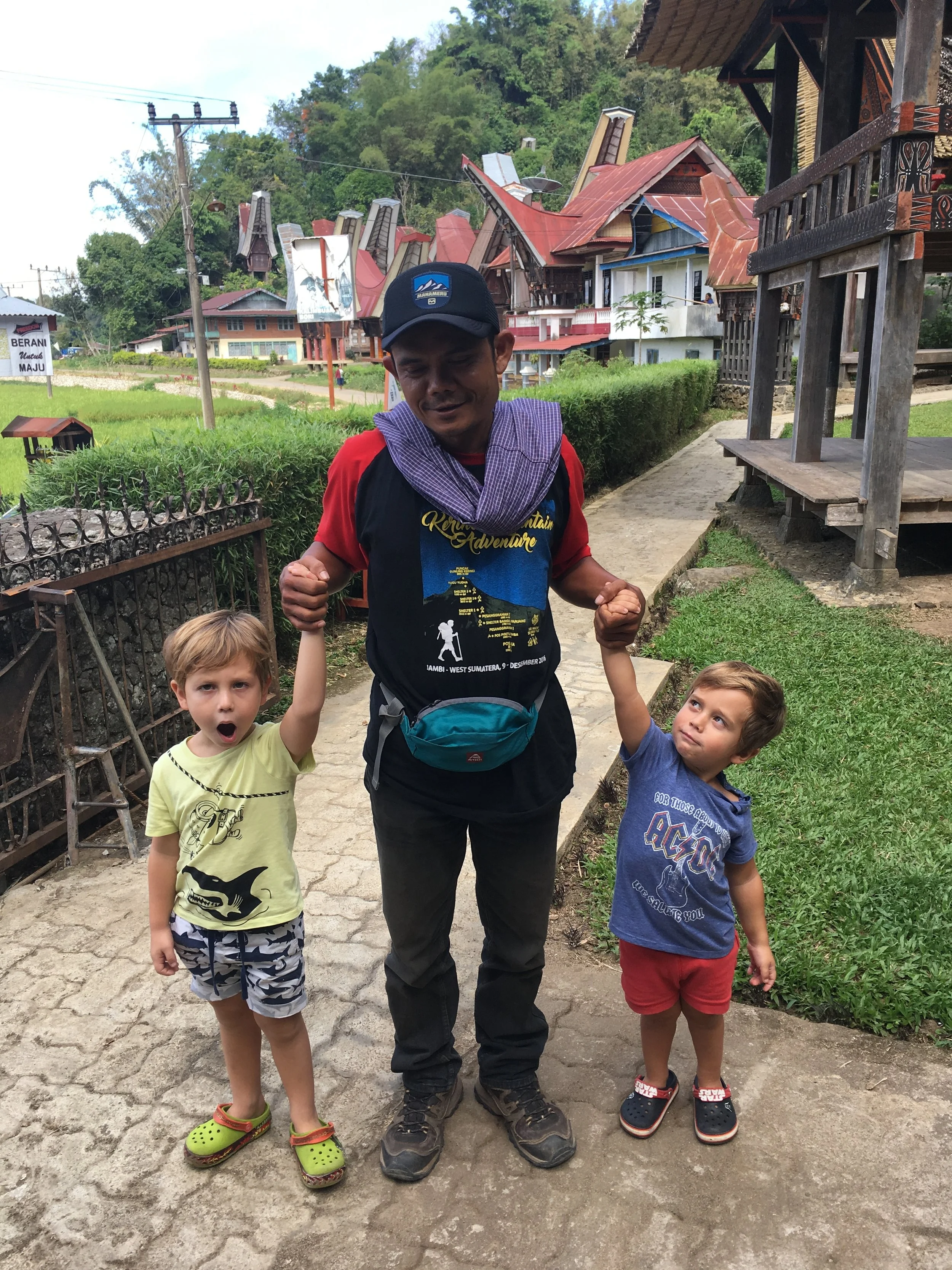 Ino ¨amigo para siempe¨, atrás las típicas construcciones de Toraja.