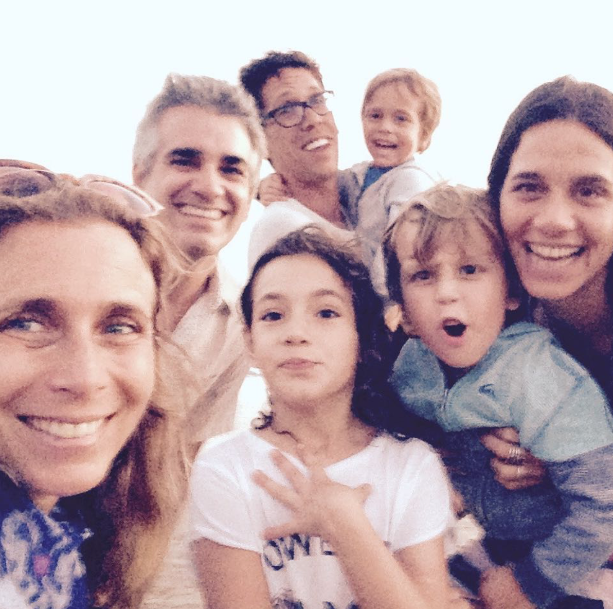 Amo eta foto, asi, toda borrosa. Lucas, Ro, Cata, nuestra familia en Bali.