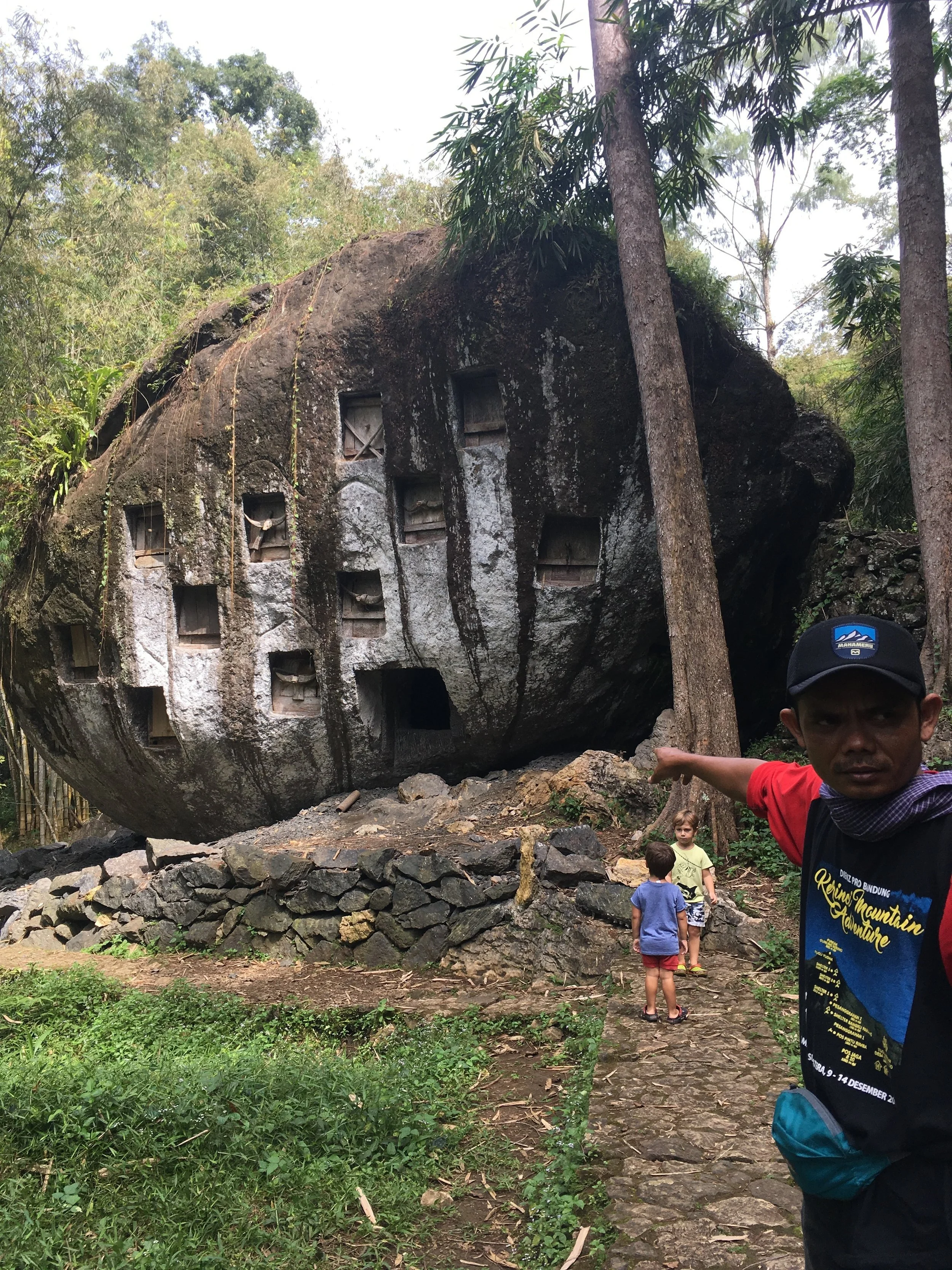 With Ino, knowing Toraja. On the rock, some graves.