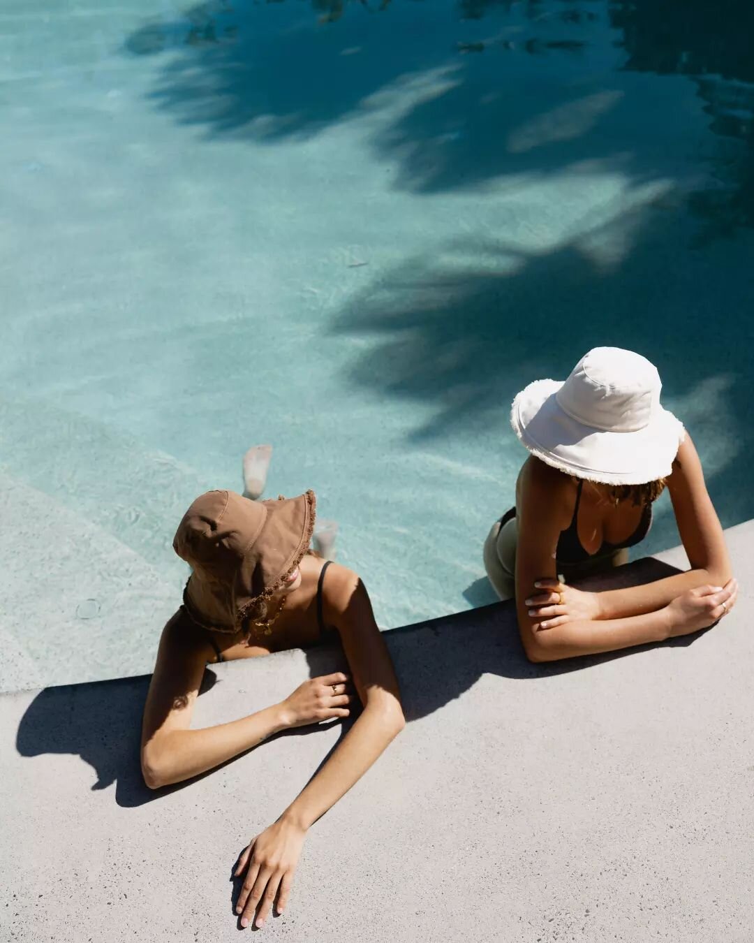 Poolside with our Vacation Bucket Hat 💦 Made from 100% soft cotton with an in-built wire brim. Available in four timeless colours.