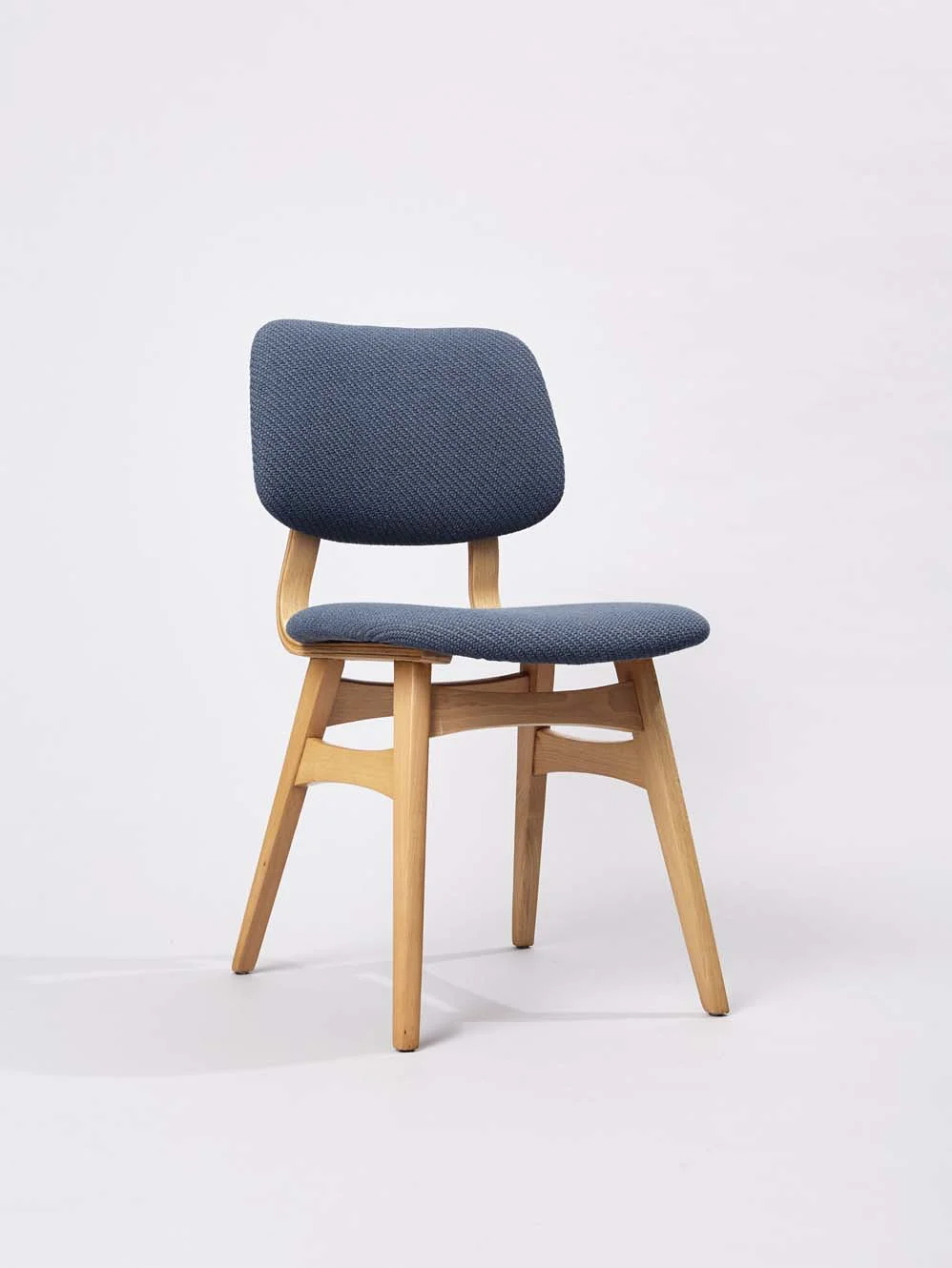skandinavian mid century dining chair covered in kvadrat coda 762.jpg