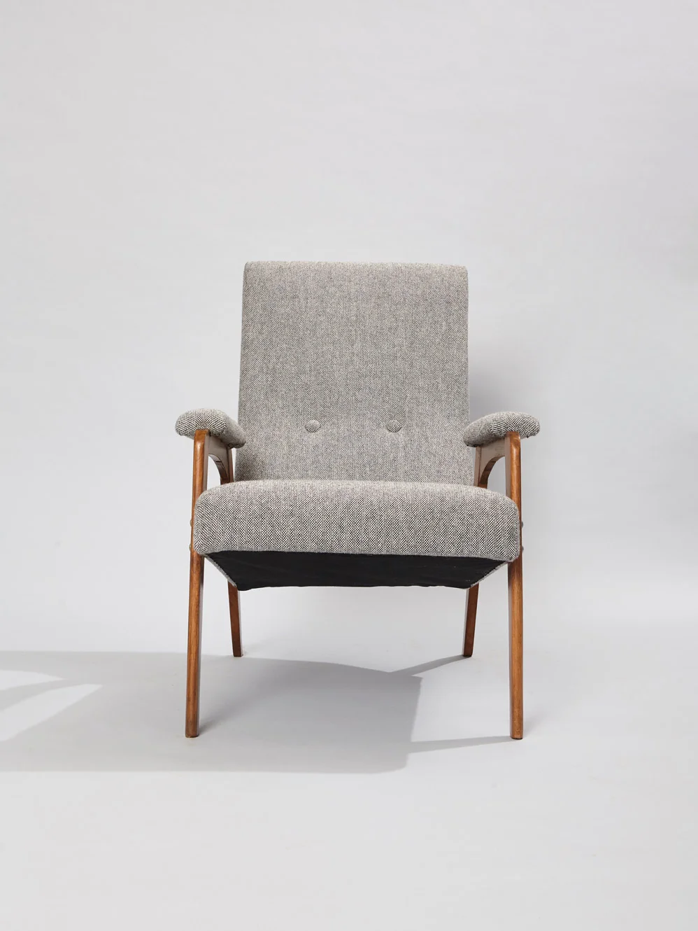 Dutch-mid-century-gentlemen-chair-Hallingdal-65-0126-frontal.jpg