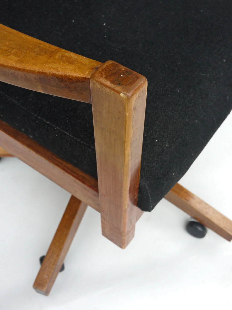 officechair-on-wheels-details.jpg