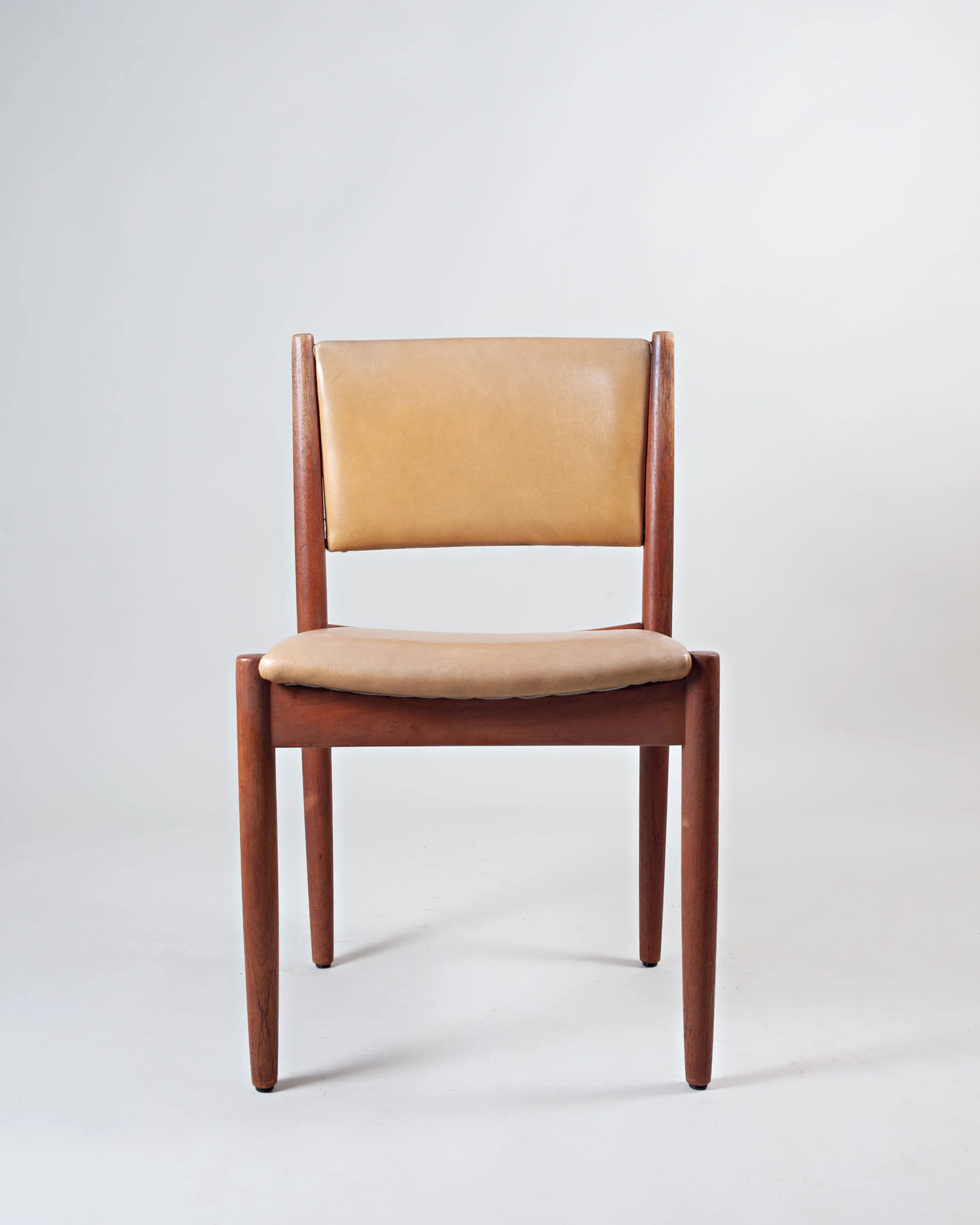 SET-OF-4-MID-CENTURY-DINING-CHAIRS_frontLR.jpg