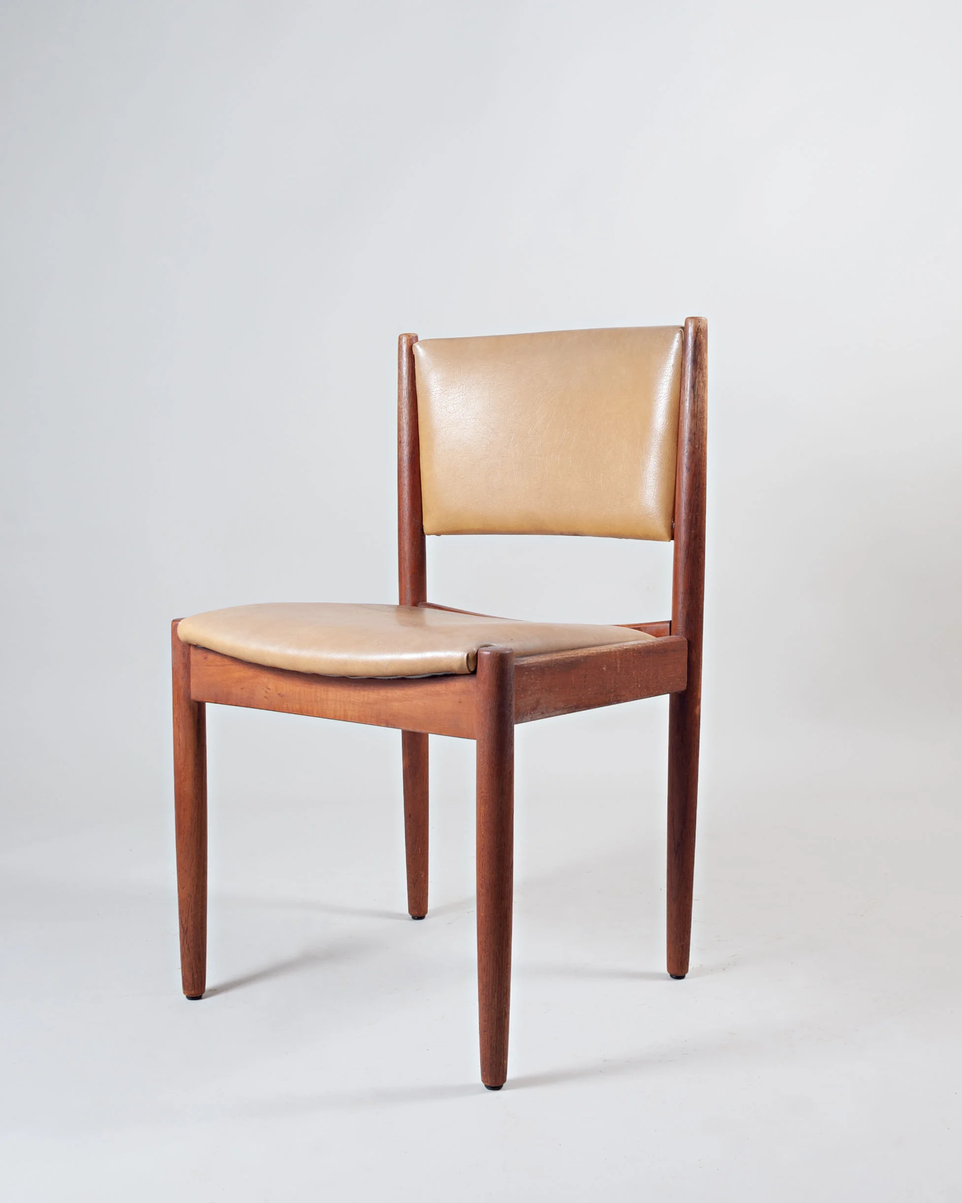 SET-OF-4-MID-CENTURY-DINING-CHAIRS_right-side-frontLR.jpg