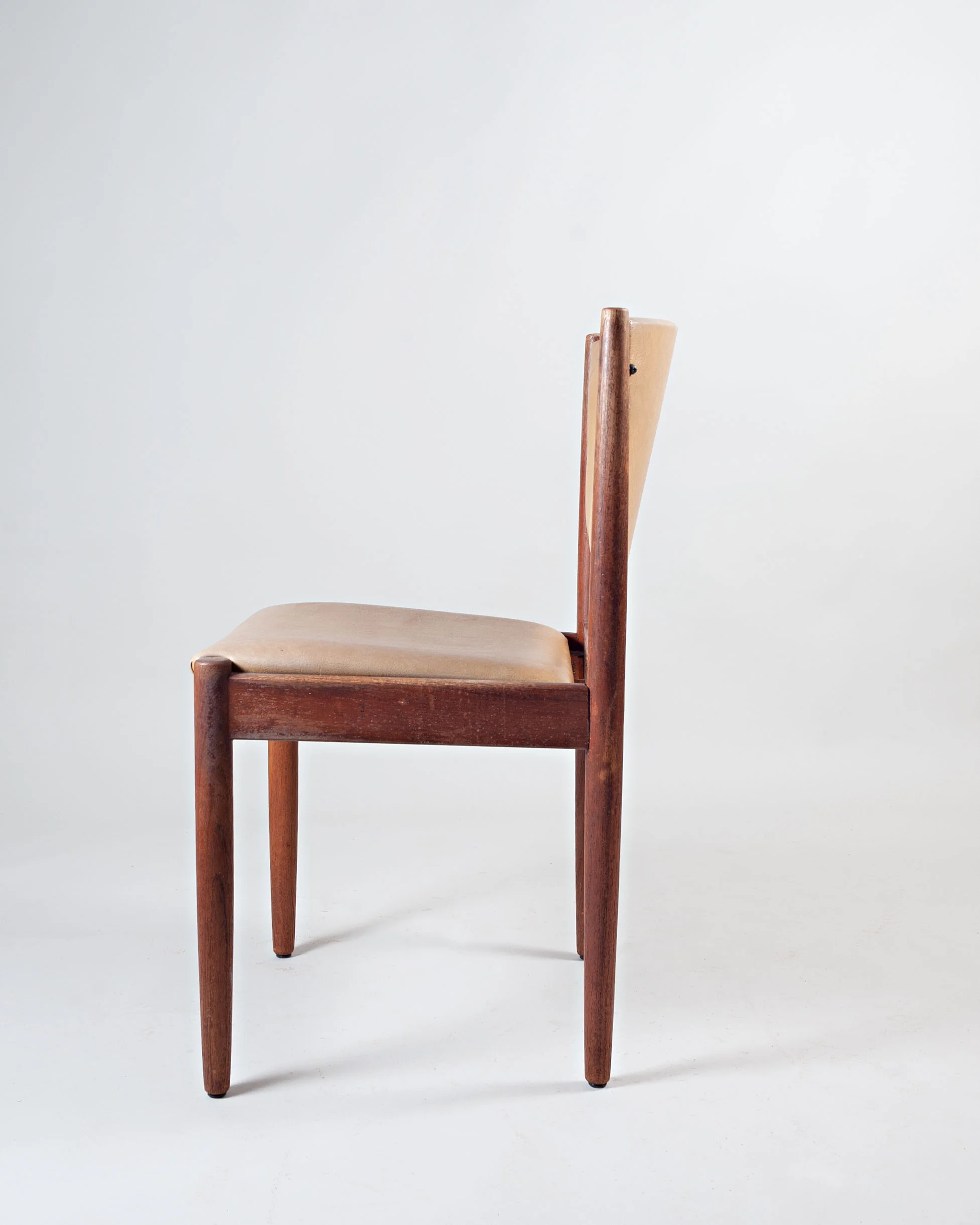 SET-OF-4-MID-CENTURY-DINING-CHAIRS_sideviewLR.jpg