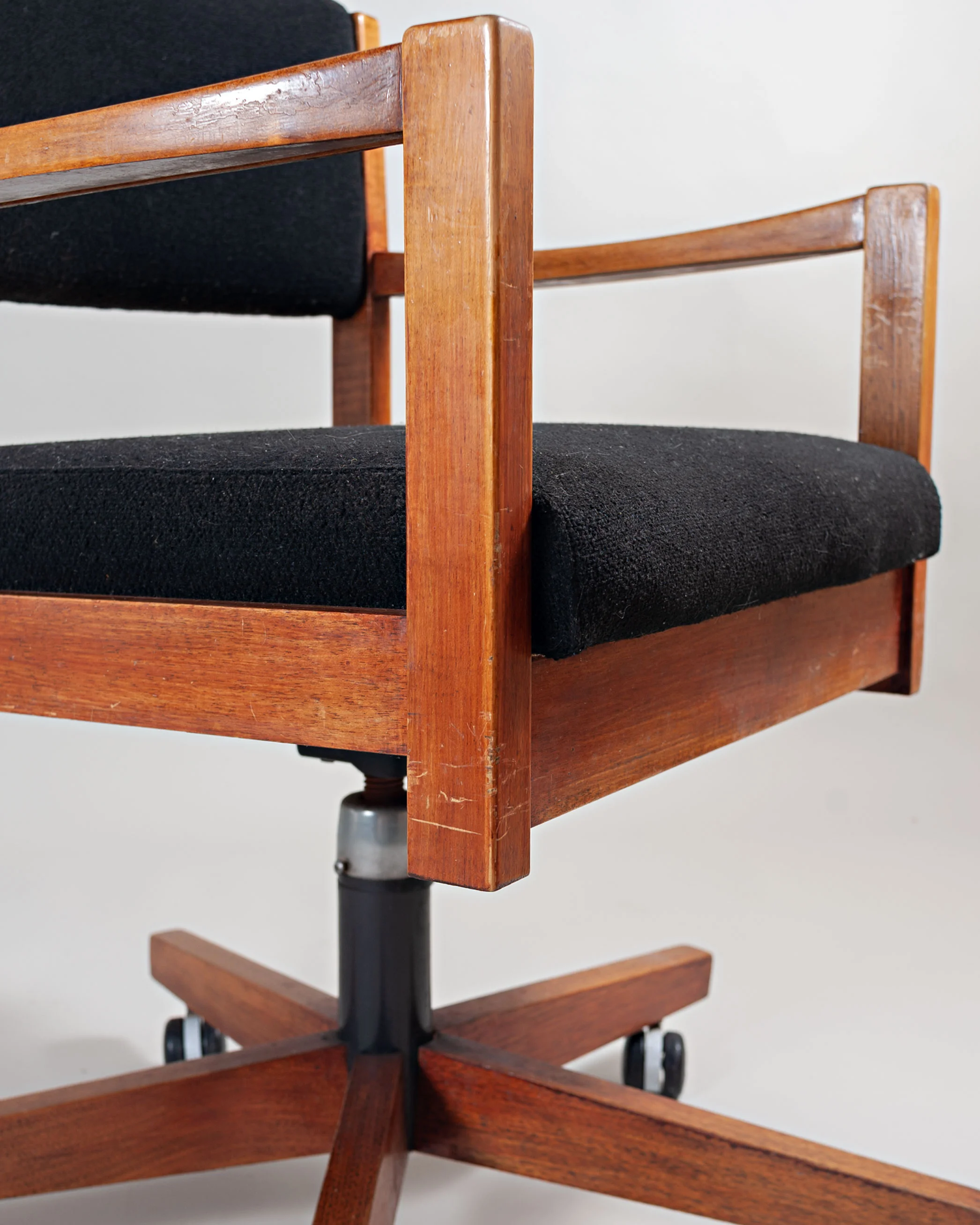 swivel-chair-detail2LRweb.jpg