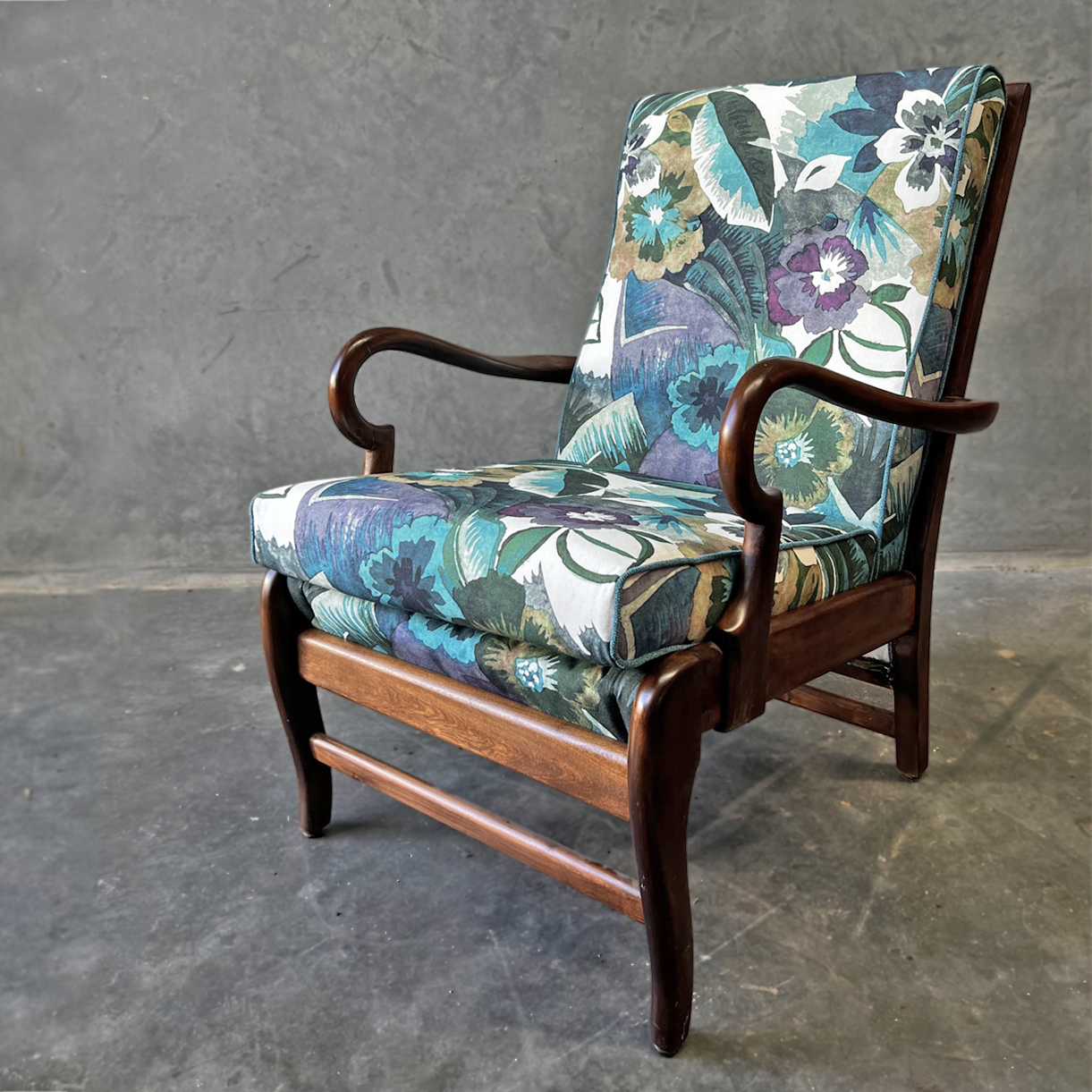 curvaceous+tv+chair+floral+semi+front.png