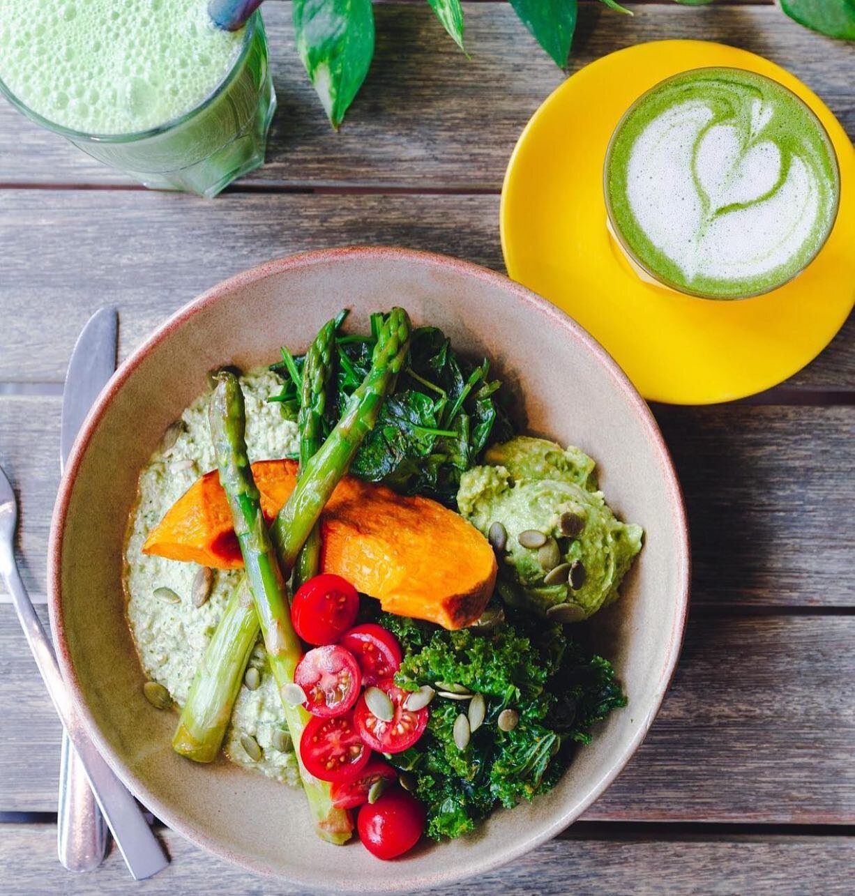 Did anyone say green?? 💚💚💚 Matcha latte with @shoshinmatcha, Super green smoothie and green power bowl 😋. By @buddhabowlcafe #shoshinmatcha #drinkmatchaplanttrees