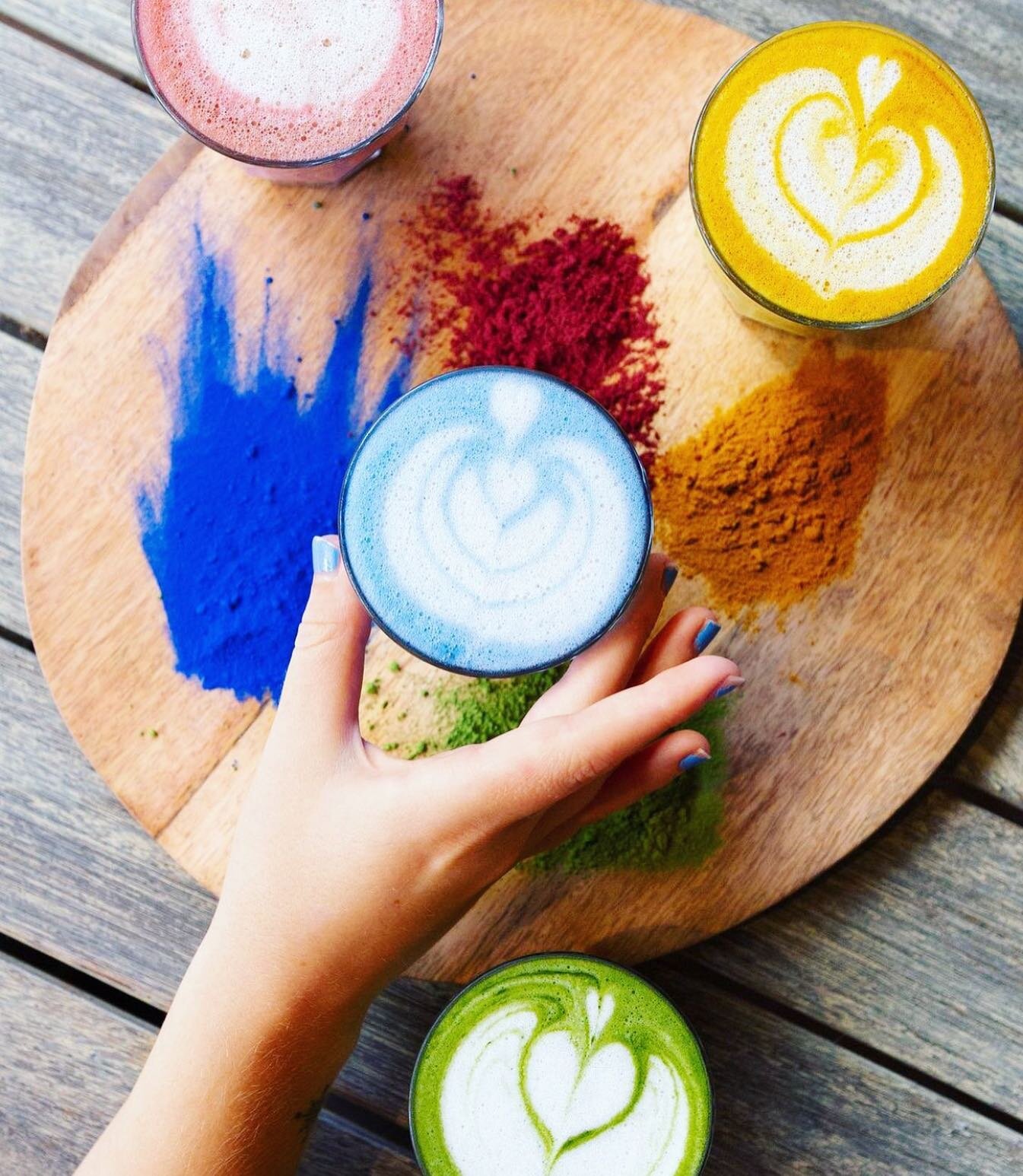 Matcha latte 💚, blue algae latte 💙, turmeric latte 💛 and beetroot latte ❤️ by @buddhabowlcafe #shoshinmatcha #drinkmatchaplanttrees