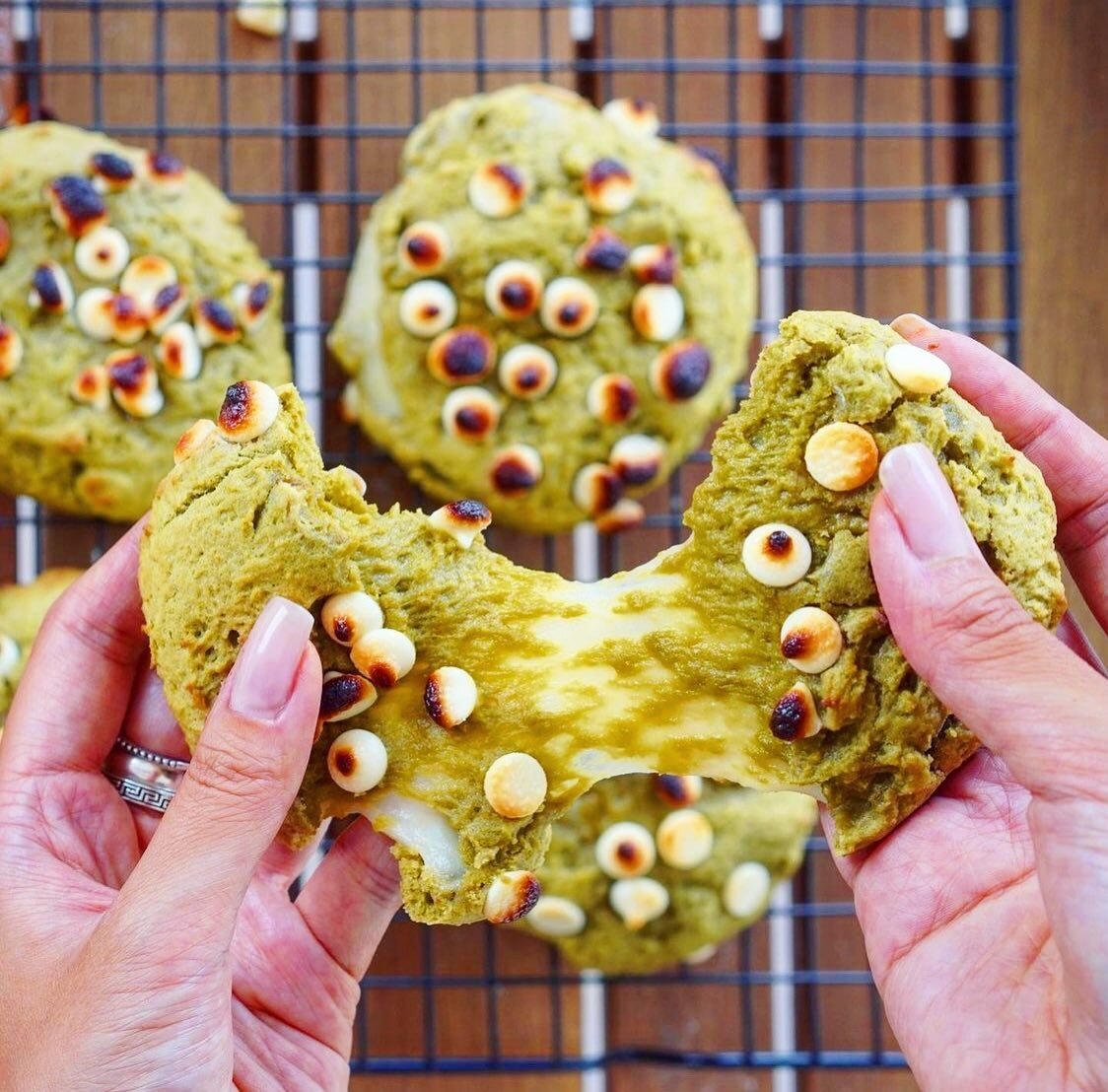 Happy Monday with matcha and white choc chip cookies by @sydneyfoodgrid #shoshinmatcha #drinkmatchaplanttrees #chocchipcookies