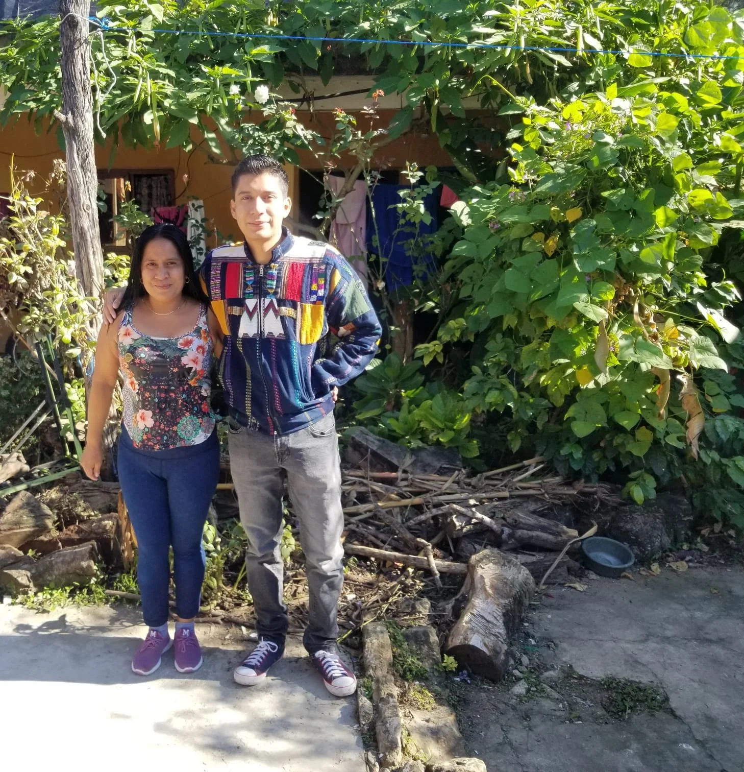 Luisa y hijo.JPG