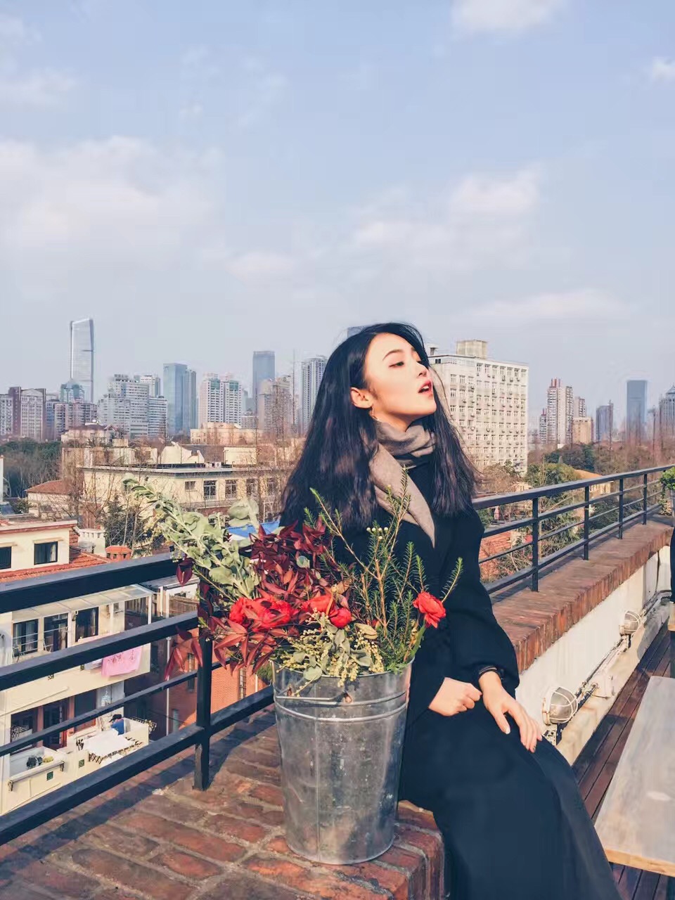 Bella Qi | 美工 小助手Bella. 目前在马兰戈尼学习服装设计,随后将前往意大利继续进修。自幼学习绘画,喜欢设计、摄影和电影。