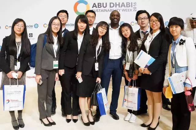 我们在峰会上终于和 国际巨星Akon 合影啦! 入选者能作为嘉宾进入会场,见到这么多国际名人真是好机会啊!