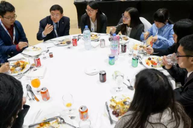 中国青年代表团成员与 比亚迪集团赵总 共进午餐,赵总分享职业规划经验