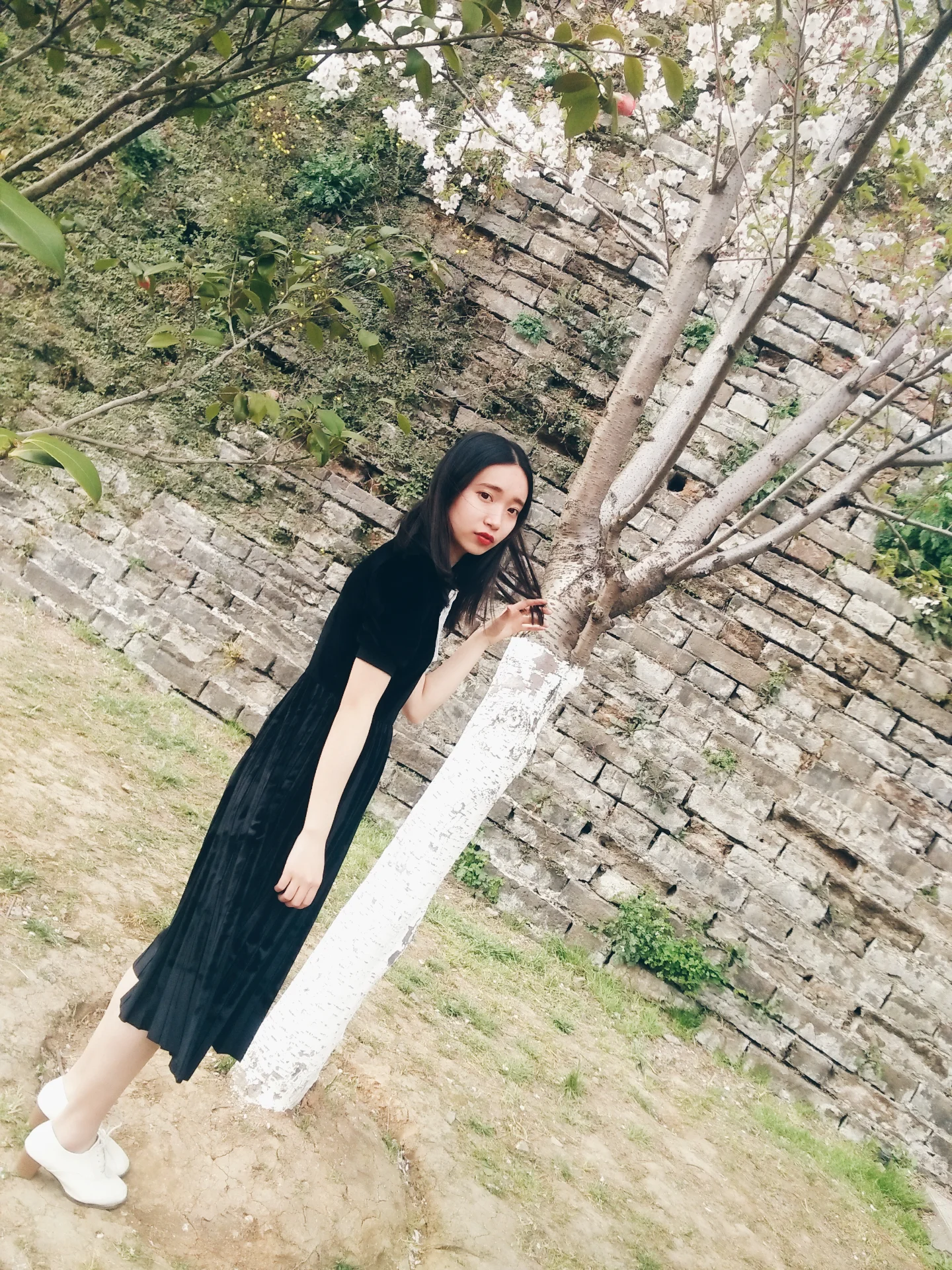 我叫邓雅 96摩羯女 163 酷爱唱歌 专业吃货 爱笑爱生活 追求浪漫但也会看清现实 现居住南京 来交朋友啦~