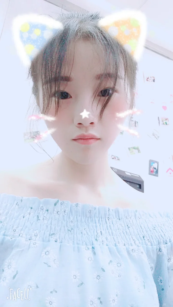 我叫Sue,也可以叫我苏叶,苏叶是一种祛寒温热的中药材,你猜的没错,我是一名药学生,就读于温州医科大学生物制药专业。现在是一名准大三学生,我呢,除了抽时间travel就是每天跟我的细胞待在一起,看看这些中成药是怎么把肿瘤细胞杀死的。听起来很无趣?可是我很有趣啊,我会弹小星星,会写诗会朗诵,还会天南海北的胡侃,不过我是龟毛的处女座,小心点不要惹到我哦