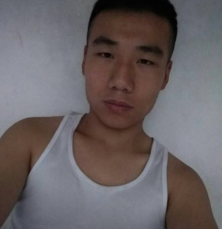 我叫李天成,现在在重庆工作,今年二十二岁大学刚毕业,主修航空方面东西。热爱跑步,最爱篮球,热爱书法,目前正在狂学厨艺,七夕将至,希望不会一个人在路上。
