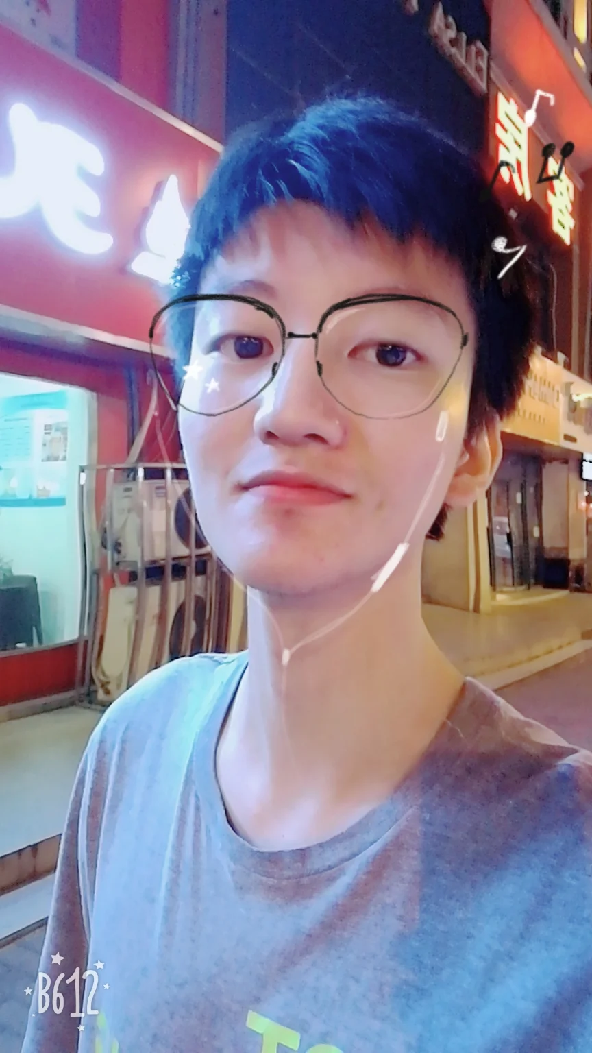徐浩昕,无锡人,南财大四,毕业之后会去英国读一年研究生。我自己形容自己,是清澈的少年。喜欢篮球,球类都还蛮精通,爱lol,有时多愁善感,尤其旅行时。算是大长腿吧,希望你们七夕快乐