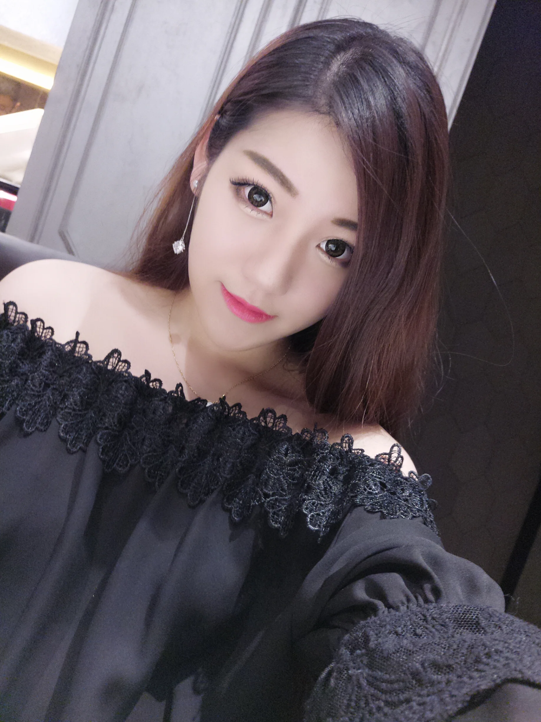 我叫陆贝妮 在上海师范大学的大三学生,是个爱旅游爱生活的一个女生