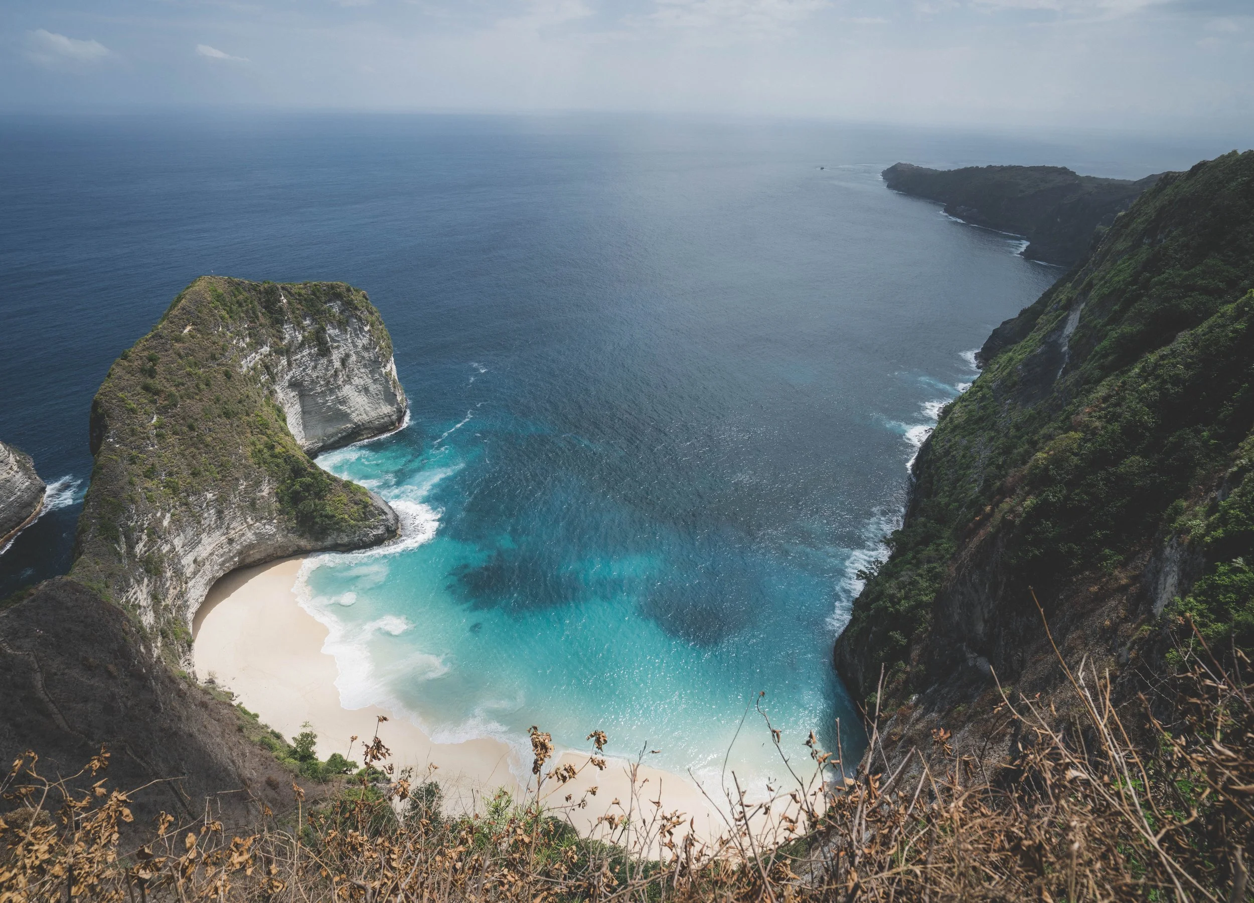 巴厘岛(Bali Island),世界著名旅游岛,印度尼西亚33个一级行政区之一。巴厘岛上大部分为山地,全岛山脉纵横,地势东高西低。岛上的最高峰是阿贡火山海拔3142米。