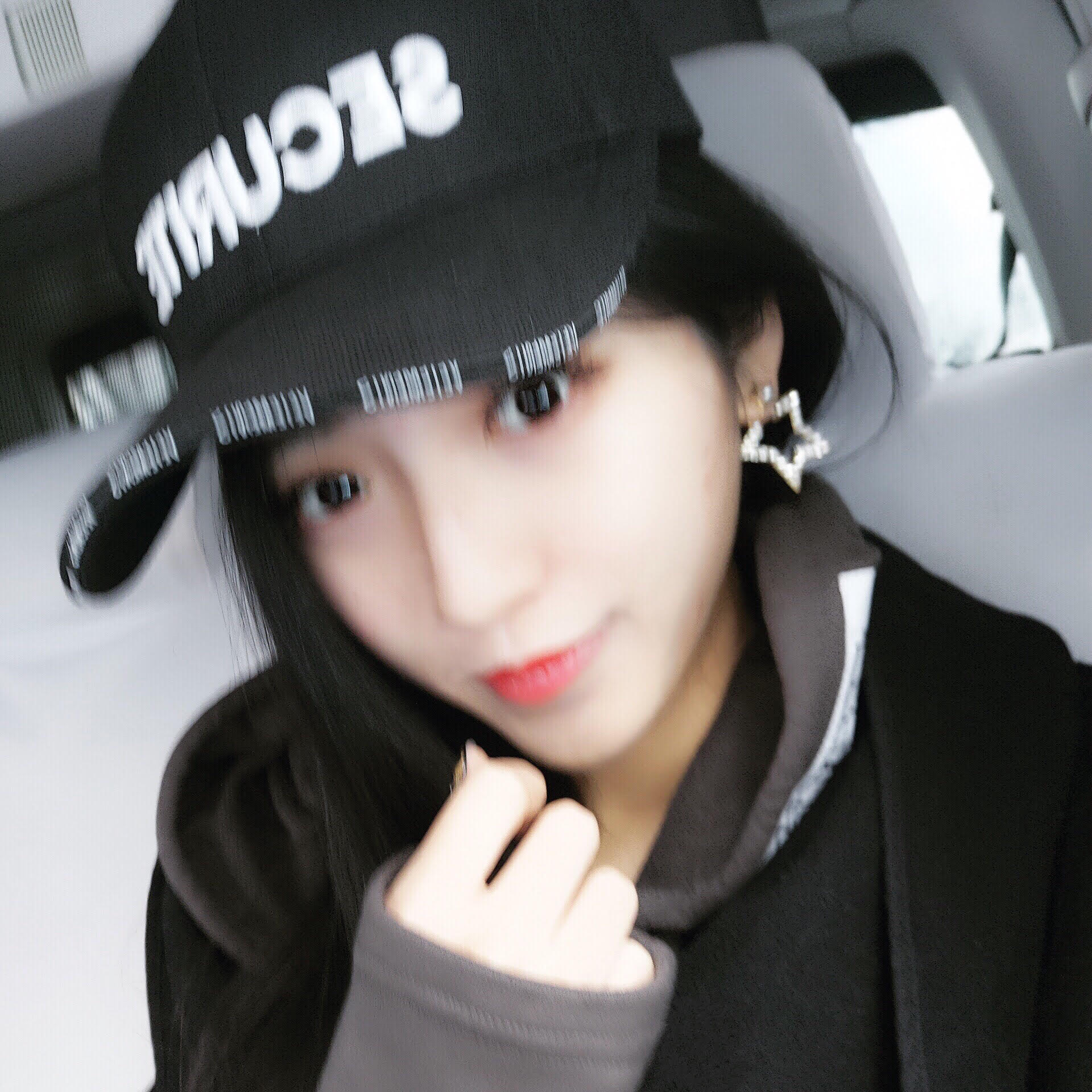 坐标上海的Ashley 目前业余充电读专业课 擅长吃喝玩乐读书写字 琴棋书画略懂一二 Emmm 喜欢旅游极限运动balabala