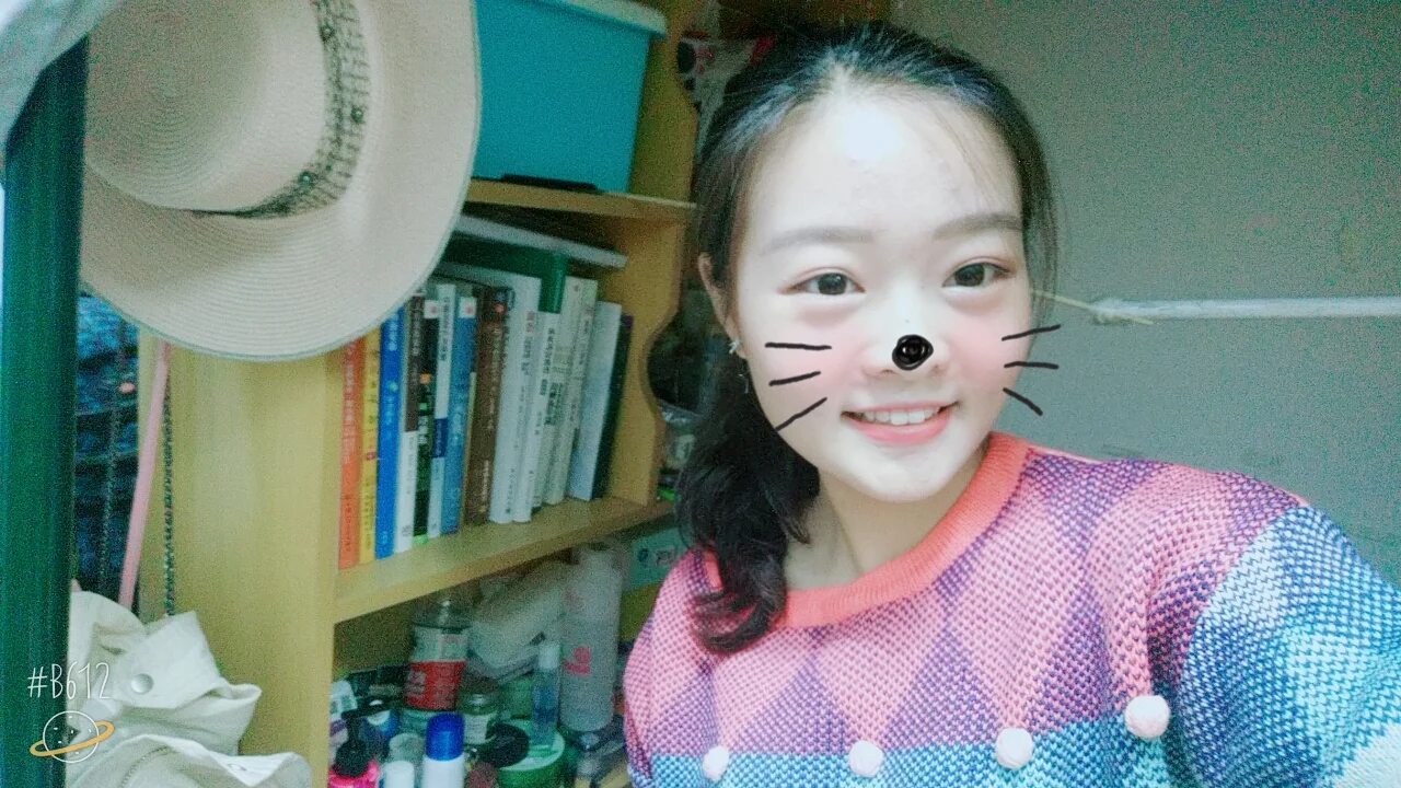 很普通还是充满激情的一个女孩~坐标温州,目前大三市销专业,喜欢去疯去认识更多的朋友,想找到一些朋友可以一起跑去音乐节当志愿者,跑去外地城市实习顺便玩一把,去学滑板,吉他,厨艺,一起每天努力,享受当下的时光~