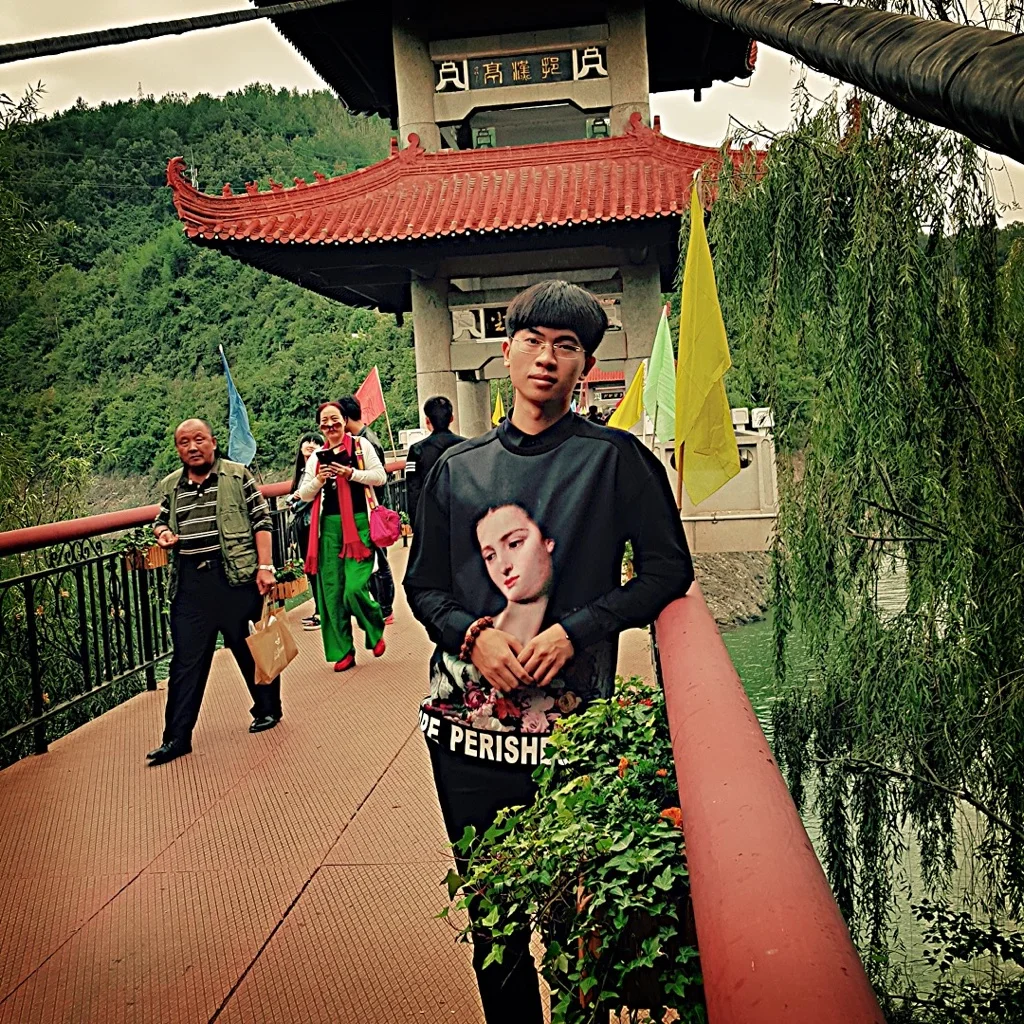 程志明 Signorino 一直以来自己坚持的事,我觉得就是不变的初心吧。因为读的是国内普通的二本大学,所以很难感受到浓郁的学习氛围和竞争感,周围的每个人在大学里都充斥在游戏,自我放逐的状态下。誓言补回自己大学之前所流逝的娱乐的时间。这个环境有点可怕,随时都有可能成为其中的一员。这么说,也不是在鄙视或者说对他们的大学生活有异议,大学之后,都已经18岁成年,对自己的选择觉得满足就可以。不过这种氛围下,很容易对自己的坚持松懈下来。感到开心的是,至少目前来说,我还是坚持自己当初对自己的目标,一步步走下来。#未来三年的规划,近一年来说,就是考出满意的托福和GRE成绩,并申请到满意的美国研究生;接下来的两年,完成研究生的学业,并且继续完善自己的不足,在毕业后可以靠自己的能力独立的生活。