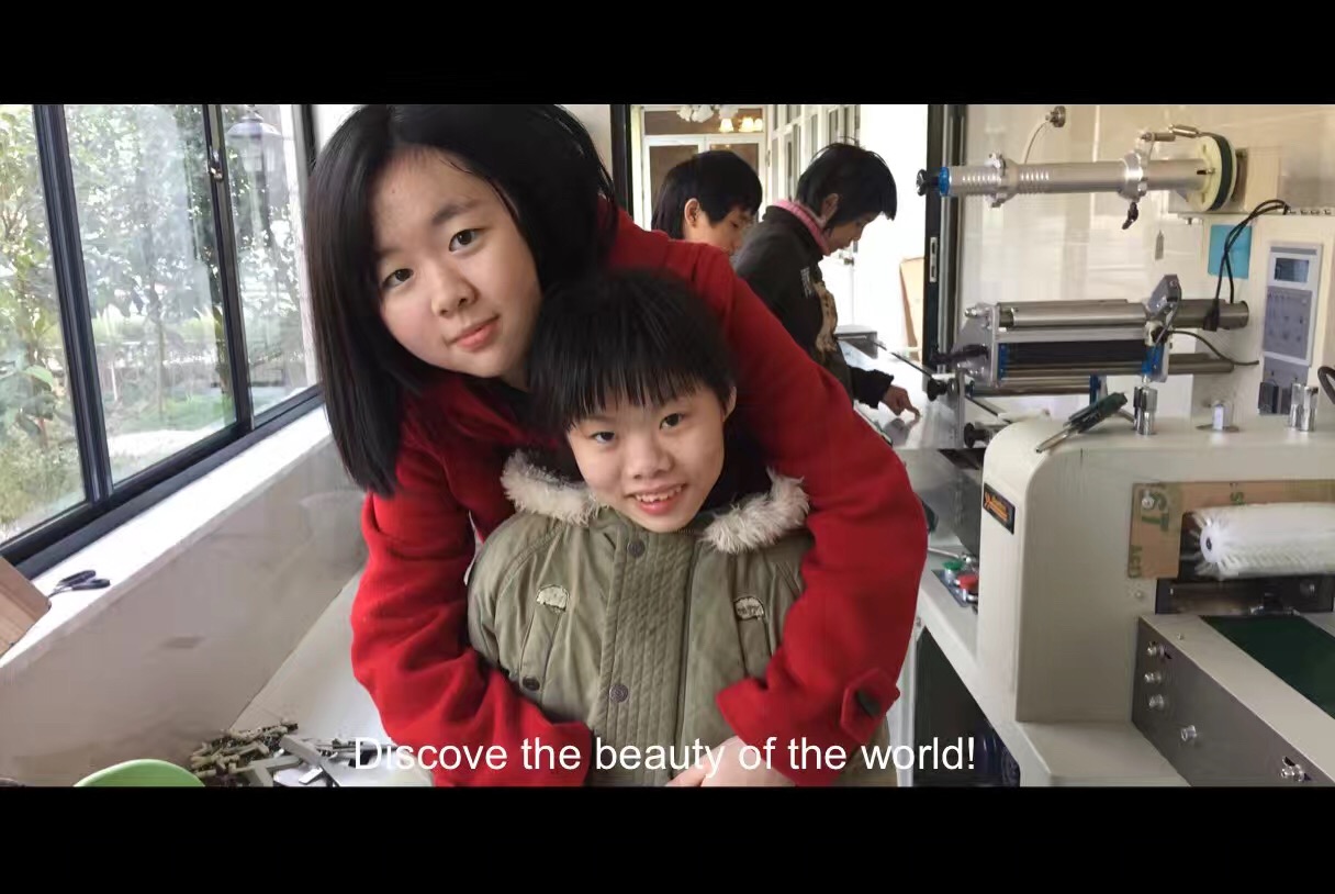 牛一帆 Stephanie 我是一个特别爱冒险特别喜欢小朋友的女孩。我的梦想就是可以在大学毕业之前周游全世界,通过我去影响别人,到世界各地与世界各地的小朋友一起学习一起分享。我有一个弟弟一个妹妹和无数个表弟表妹,所以我从很小的时候就和喜欢和小朋友打交道。在日常生活中,我经常和一些志同道合的小伙伴们一起去社区的残障儿童福利院里陪小朋友聊天、教他们弹钢琴、辅导他们写作业等等,我现在已经和他们成为最好的好朋友了。所以对于这次的巴厘岛支教的机会我已经期待很久了,另一方面对我来说也是一次不小的挑战。