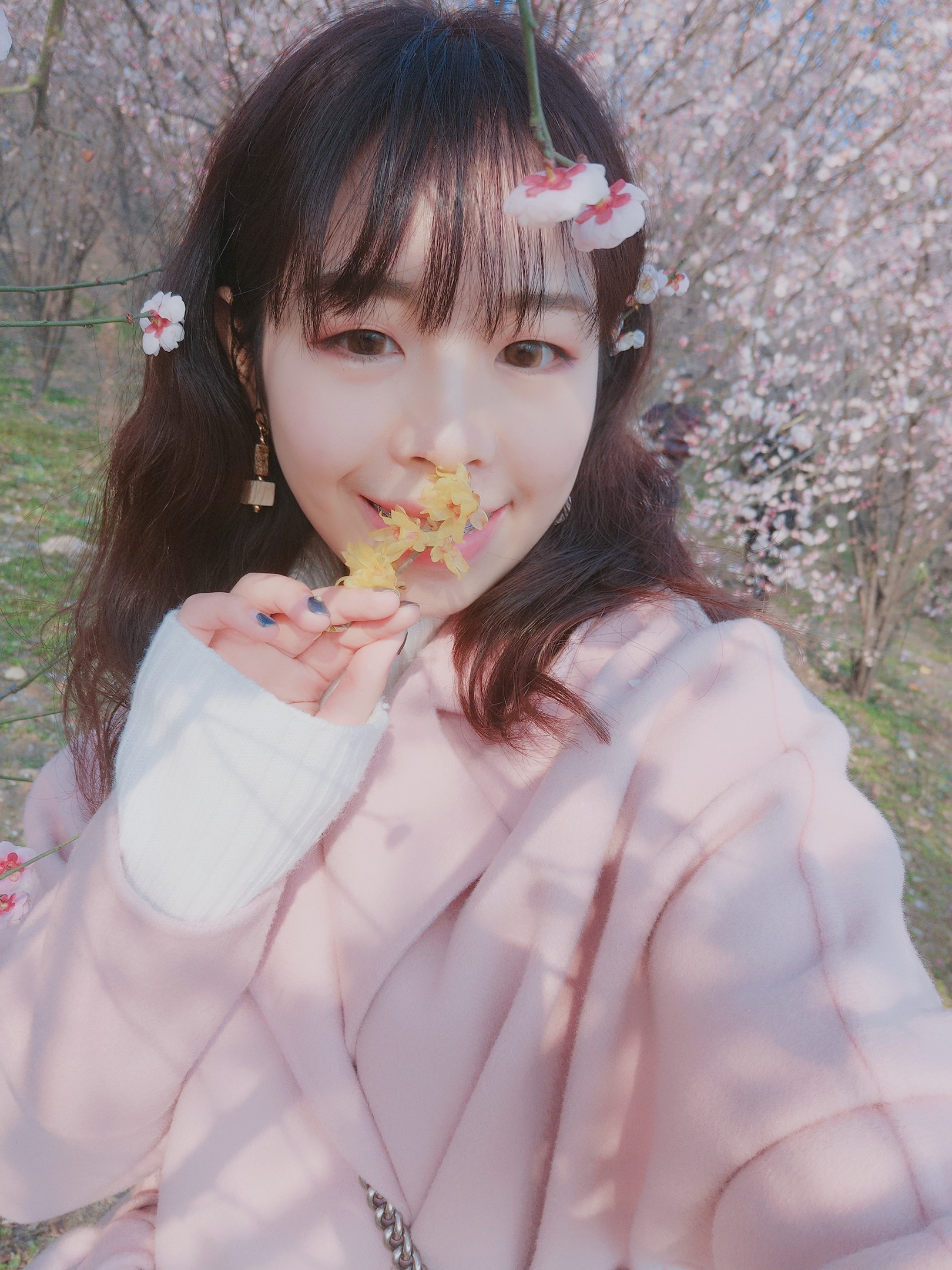 王凯迪,Candy 我是上海音乐学院数字媒体学院大四的毕业生,从小学习钢琴,舞蹈,绘画,让我选择了数字媒体艺术这个综合专业。大学里,我又学习了摄影,平面设计,视频制作等。大学期间我也一直在教小朋友钢琴,参加考级,暑假教小朋友跳拉丁舞。相信这些技能可以在义工旅途中能派上用场。我是热情开朗的白羊座,对任何事都充满勇气和信心,既然决定去做,就一定要做到最好。不求十全十美,但求没有遗憾。