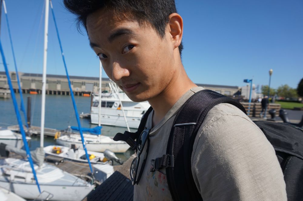 邱实 Lucas Qiu 这里是24岁男青年一位 苏州人士。 18岁后到美国读书 毕业后以写软件为生 在亚马逊就职。目前打算给自己放个暑假 发现了 逆旅 这个有意思的群体。#技能方面 会拍照 做饭 写短诗词 写代码/软件 和一点基本野营技巧。以前也编排过短电影/小品 已幽默搞笑类为主。由于一般篇幅短 往往即兴表演的成分更多。 做这个主要是喜欢的编排中 与其他人合作互动 产生创意过程。 过程中即兴表演的喜剧成分 甚至往往超越了刻意表达幽默的剧本本身。还学过一点Salsa, Bachata, 但自我认为更擅长即兴舞蹈. :)#期待和大家创造一个即兴 欢快 难忘的旅程。