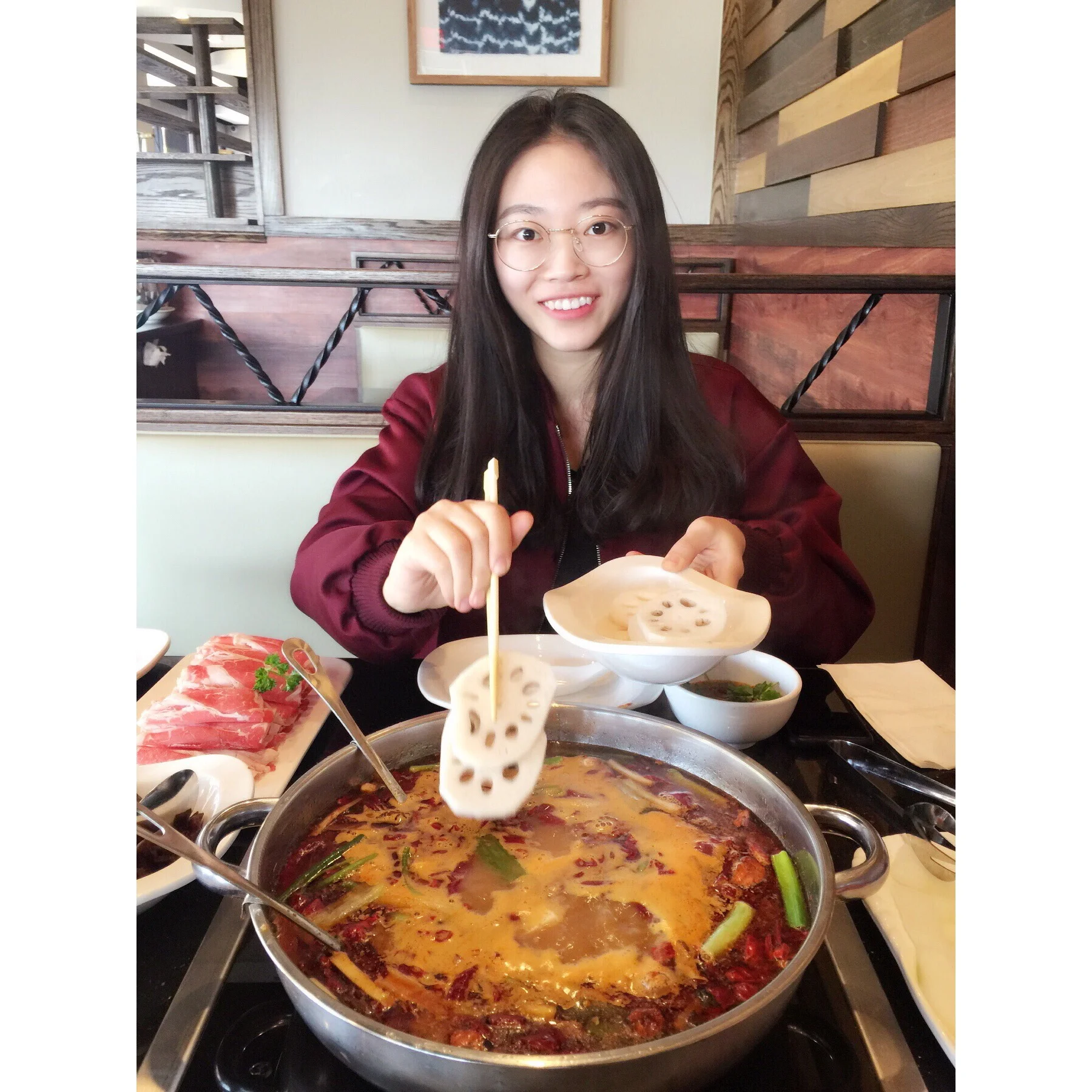 朱静 Julie 从初中开始,我一直上距离家有700公里的的是寄宿学校。高中读完,我就来到了美国。在美国的第一学期,我曾在学校餐厅做兼职。并且积极参与学校的志愿者活动,比如:孔子学院。我有非常好的独立能力,并能将其他人照顾的很好