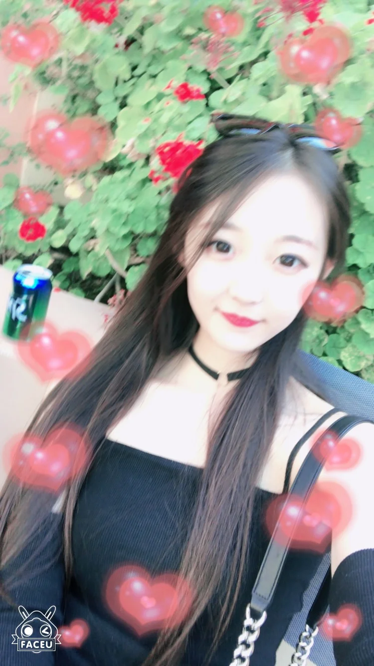 吕佳金 Sarah 蛮有爱心的吧 也一直有养猫 所以看到有养护海龟的就想来报名看看 刚好上完summer还有一段时间就可以和朋友一起去 之前也有看学姐去越南教课 但是当时自己没有时间 对于去到陌生地方而言 自己的适应能力还是不错的