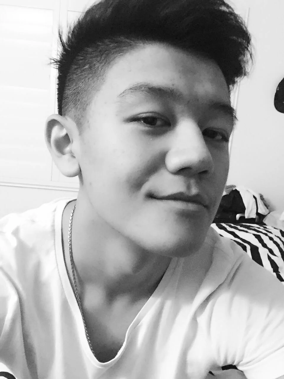 Chris Yang 会开小型飞机。考个好大学,打份工,旅行几个国家